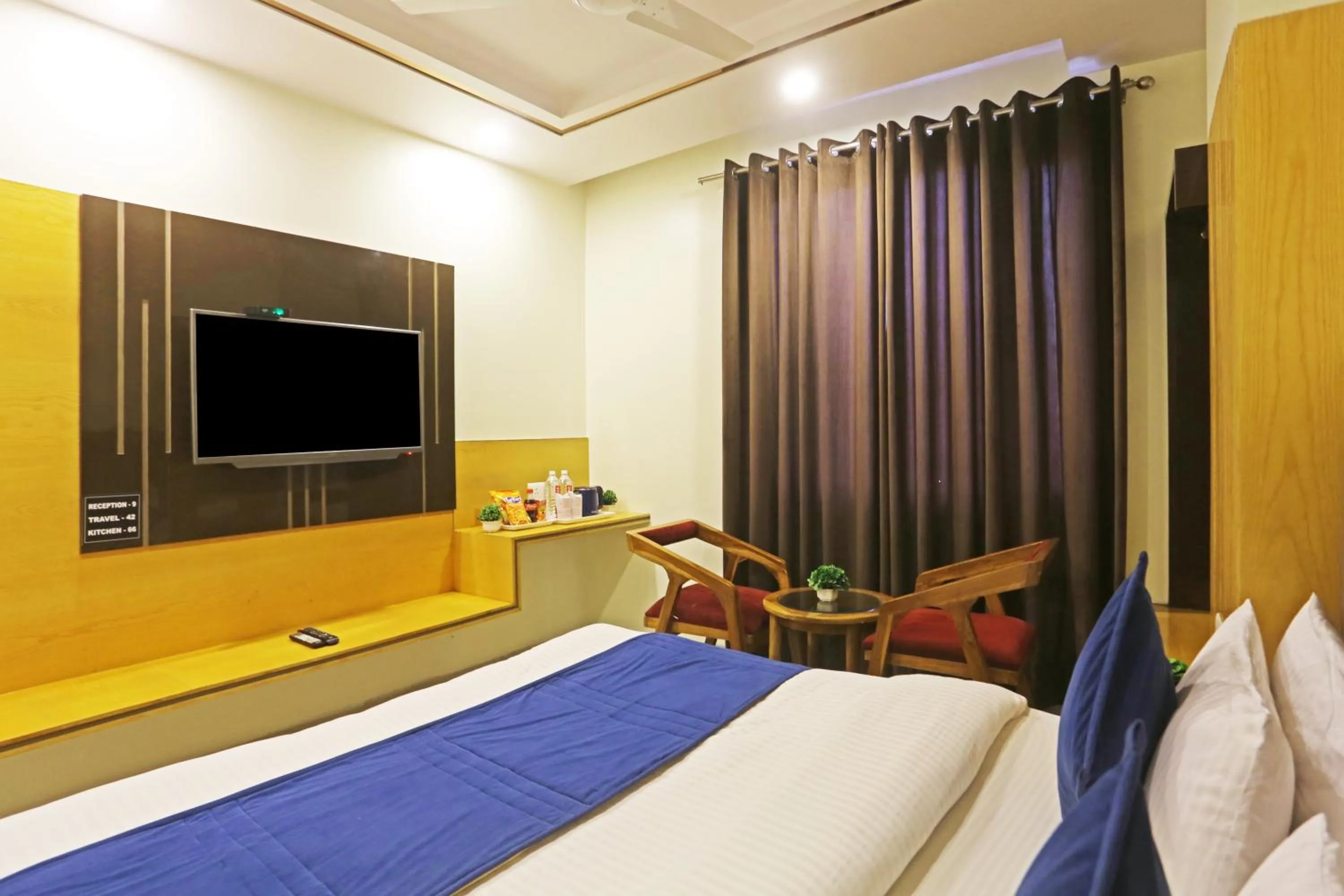 Communal lounge/ TV room, Bed in Hotel Aman Imperial Just a Minute Away From New Delhi Railway Station and Connaught place