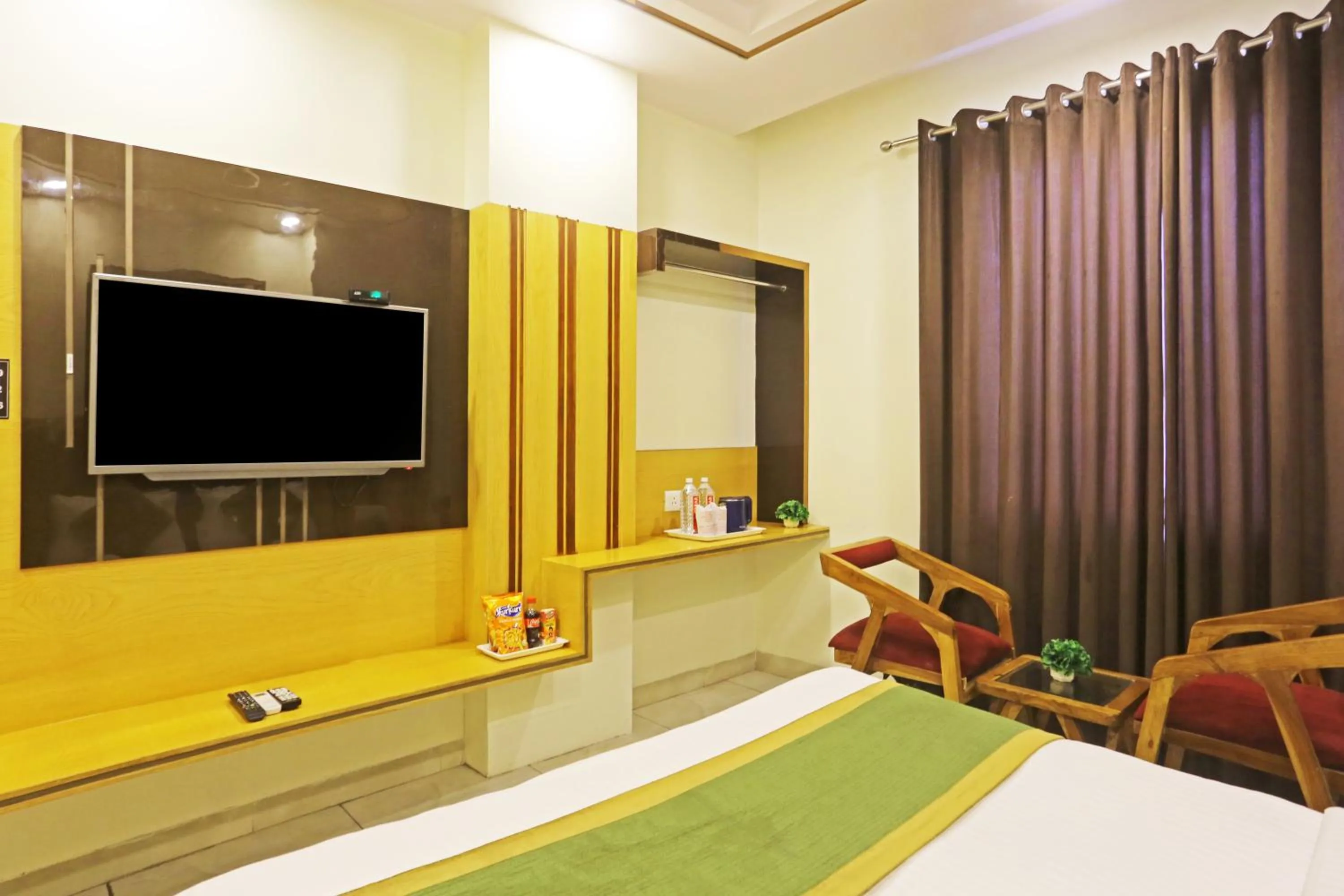 Communal lounge/ TV room, Bed in Hotel Aman Imperial Just a Minute Away From New Delhi Railway Station and Connaught place