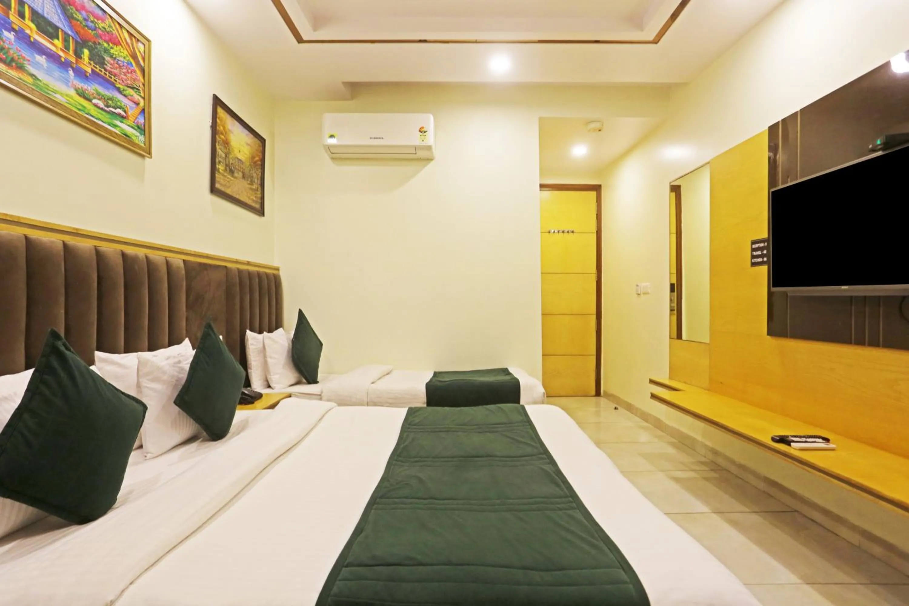 Communal lounge/ TV room, Bed in Hotel Aman Imperial Just a Minute Away From New Delhi Railway Station and Connaught place