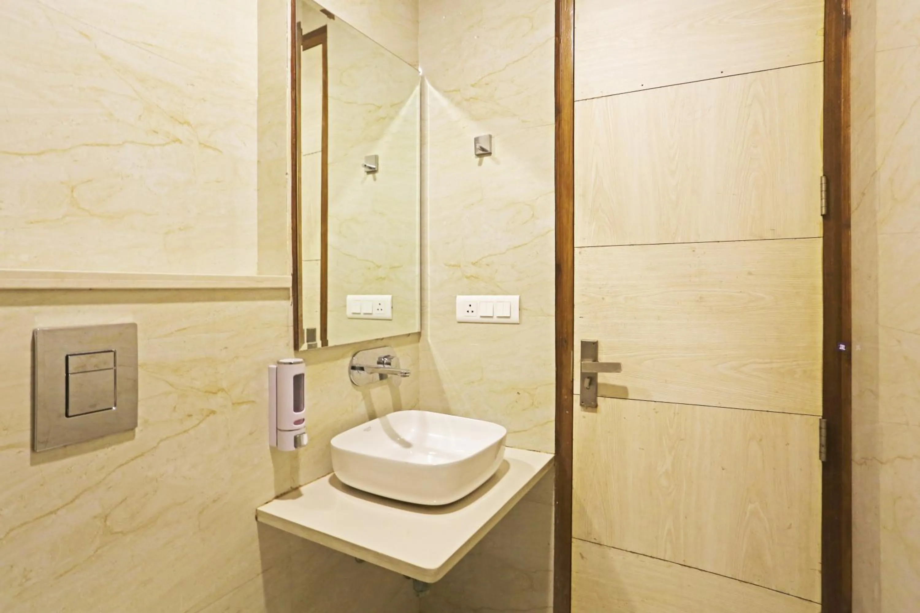 Shower in Hotel Aman Imperial Just a Minute Away From New Delhi Railway Station and Connaught place