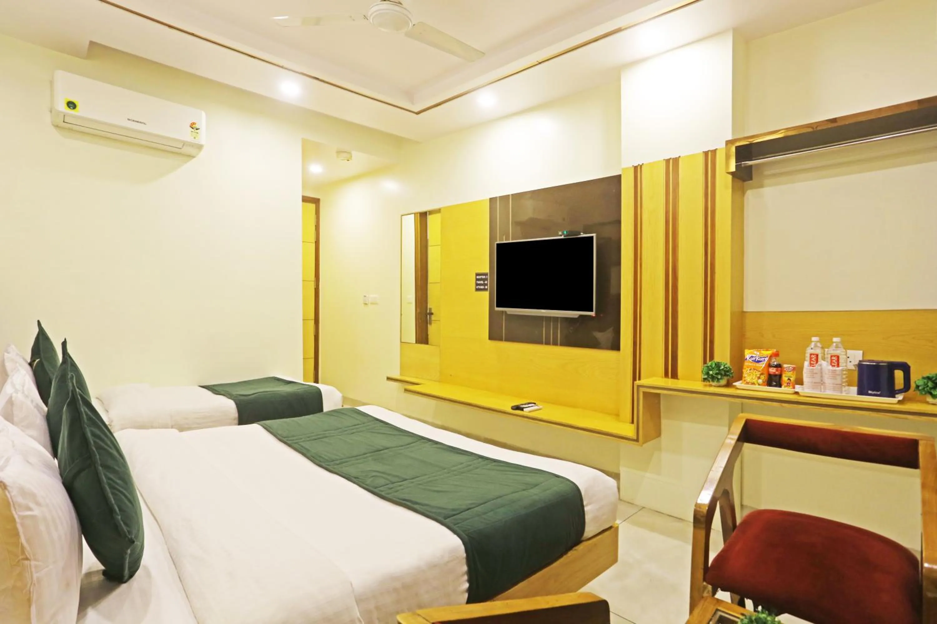 Communal lounge/ TV room, Bed in Hotel Aman Imperial Just a Minute Away From New Delhi Railway Station and Connaught place