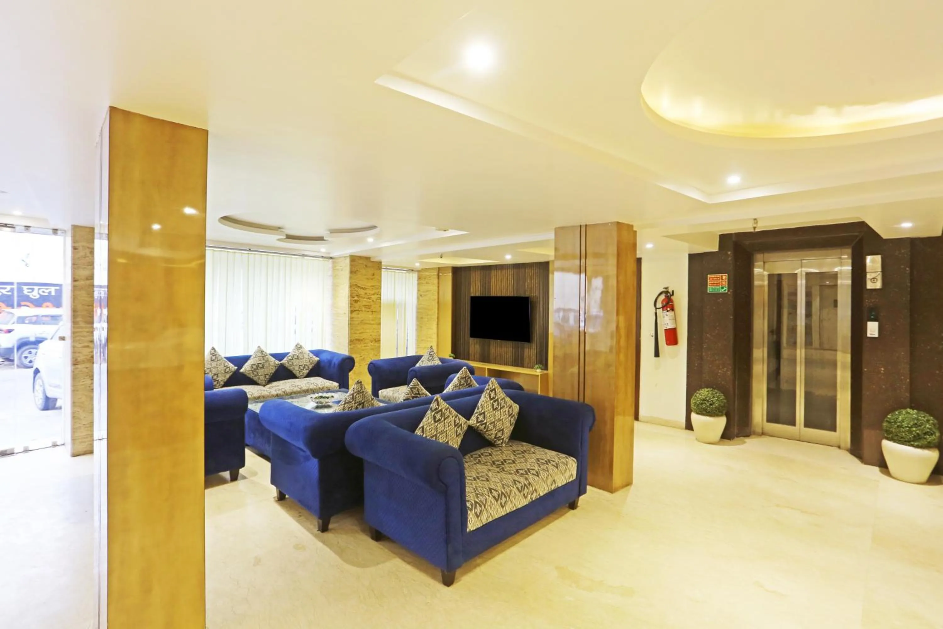 Communal lounge/ TV room in Hotel Aman Imperial Just a Minute Away From New Delhi Railway Station and Connaught place