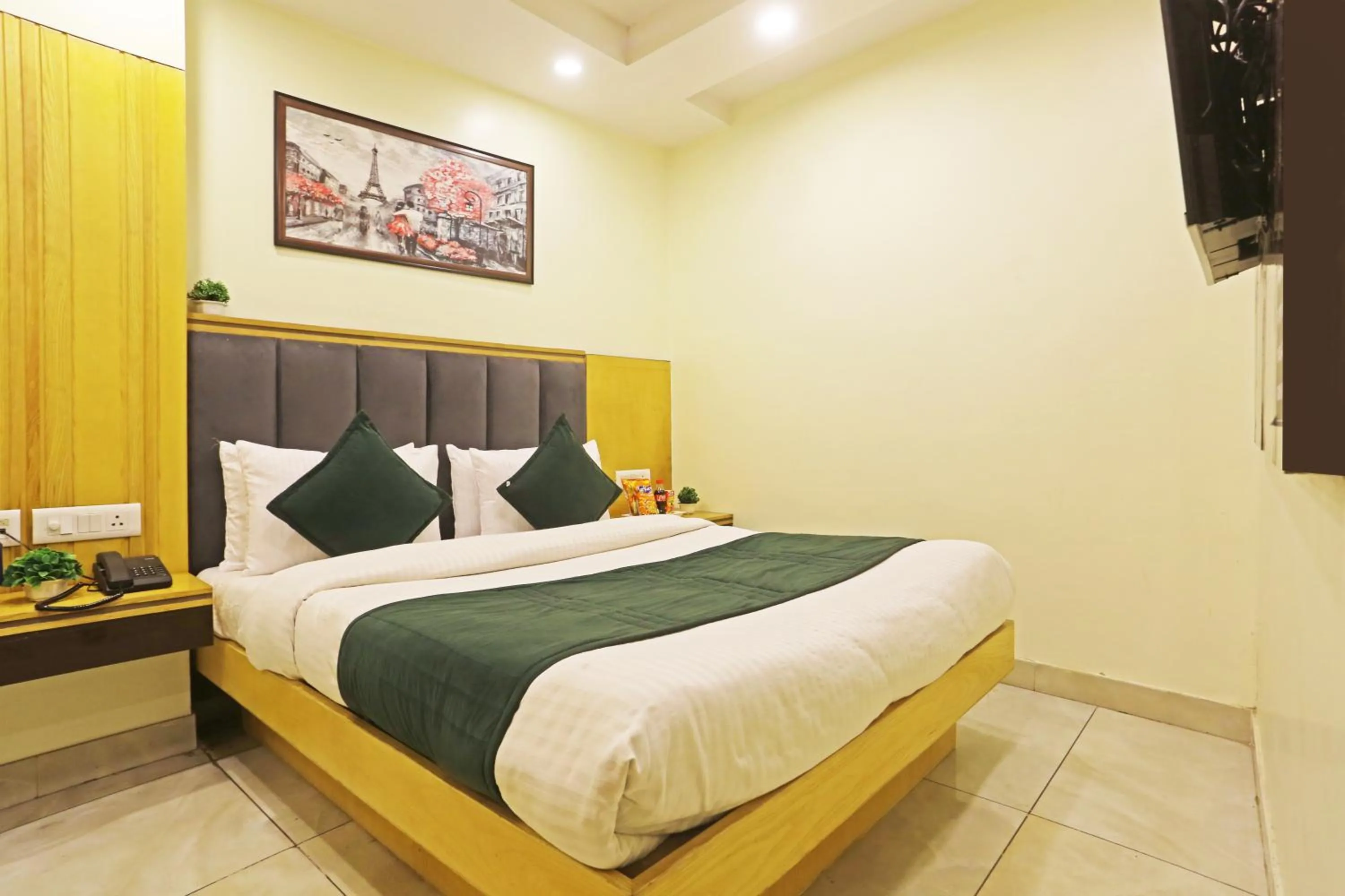 Bed in Hotel Aman Imperial Just a Minute Away From New Delhi Railway Station and Connaught place