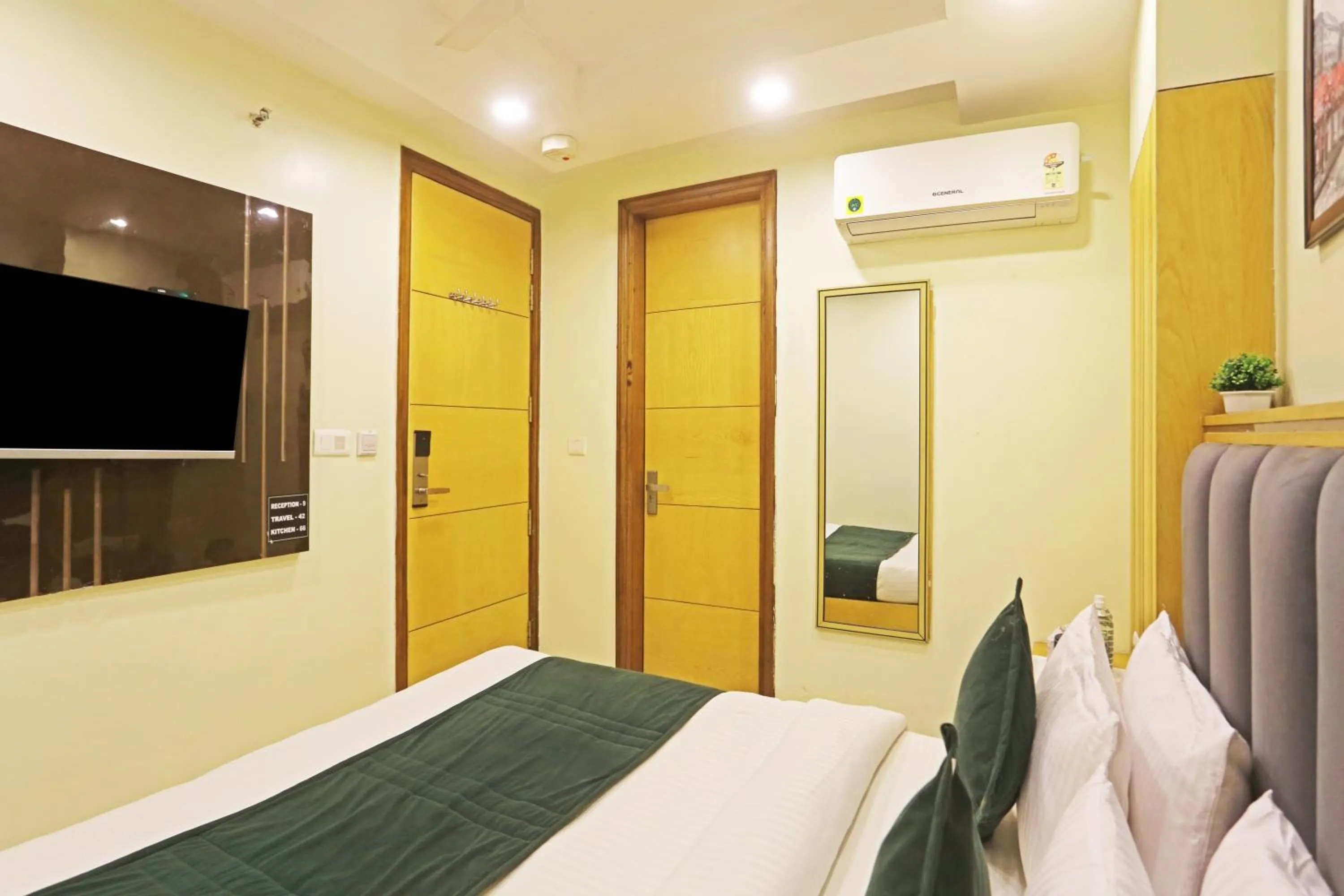 Communal lounge/ TV room, Bed in Hotel Aman Imperial Just a Minute Away From New Delhi Railway Station and Connaught place