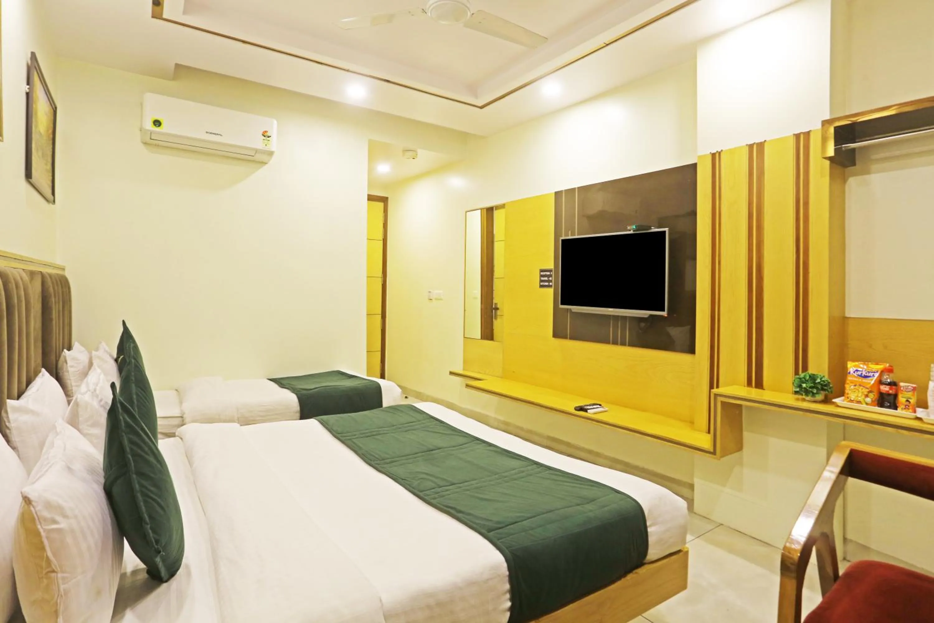 Communal lounge/ TV room, Bed in Hotel Aman Imperial Just a Minute Away From New Delhi Railway Station and Connaught place