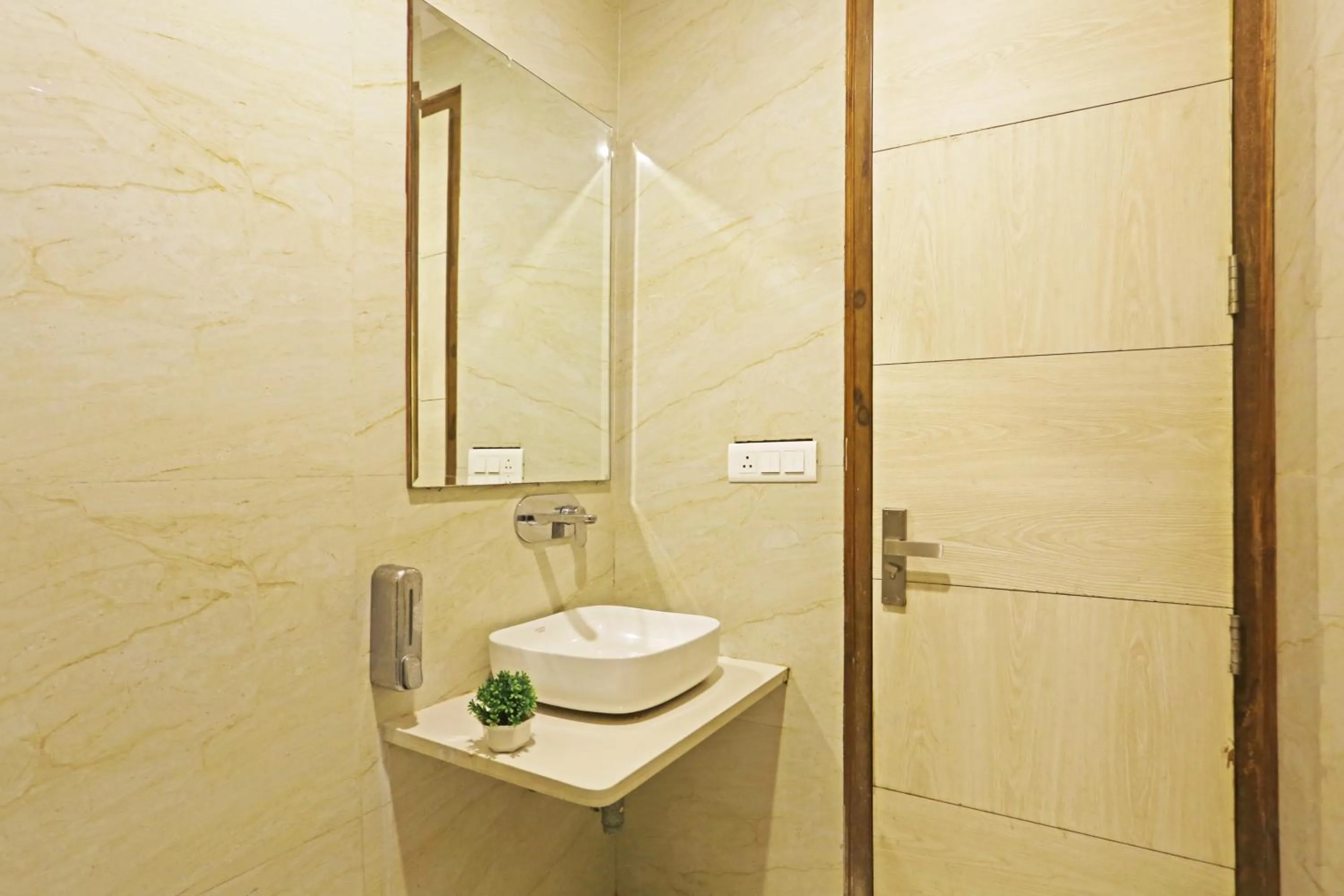 Shower in Hotel Aman Imperial Just a Minute Away From New Delhi Railway Station and Connaught place