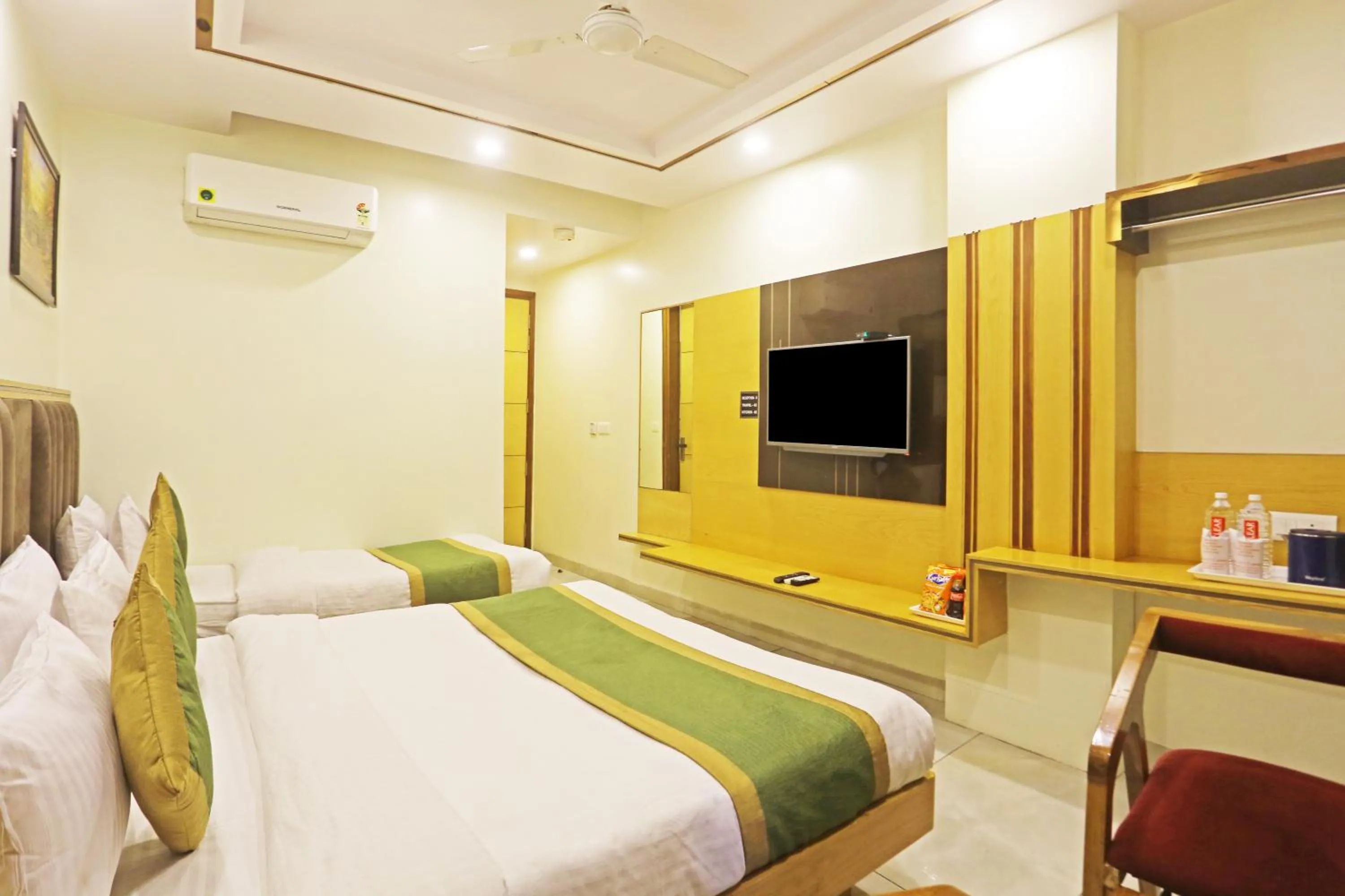 Communal lounge/ TV room, Bed in Hotel Aman Imperial Just a Minute Away From New Delhi Railway Station and Connaught place