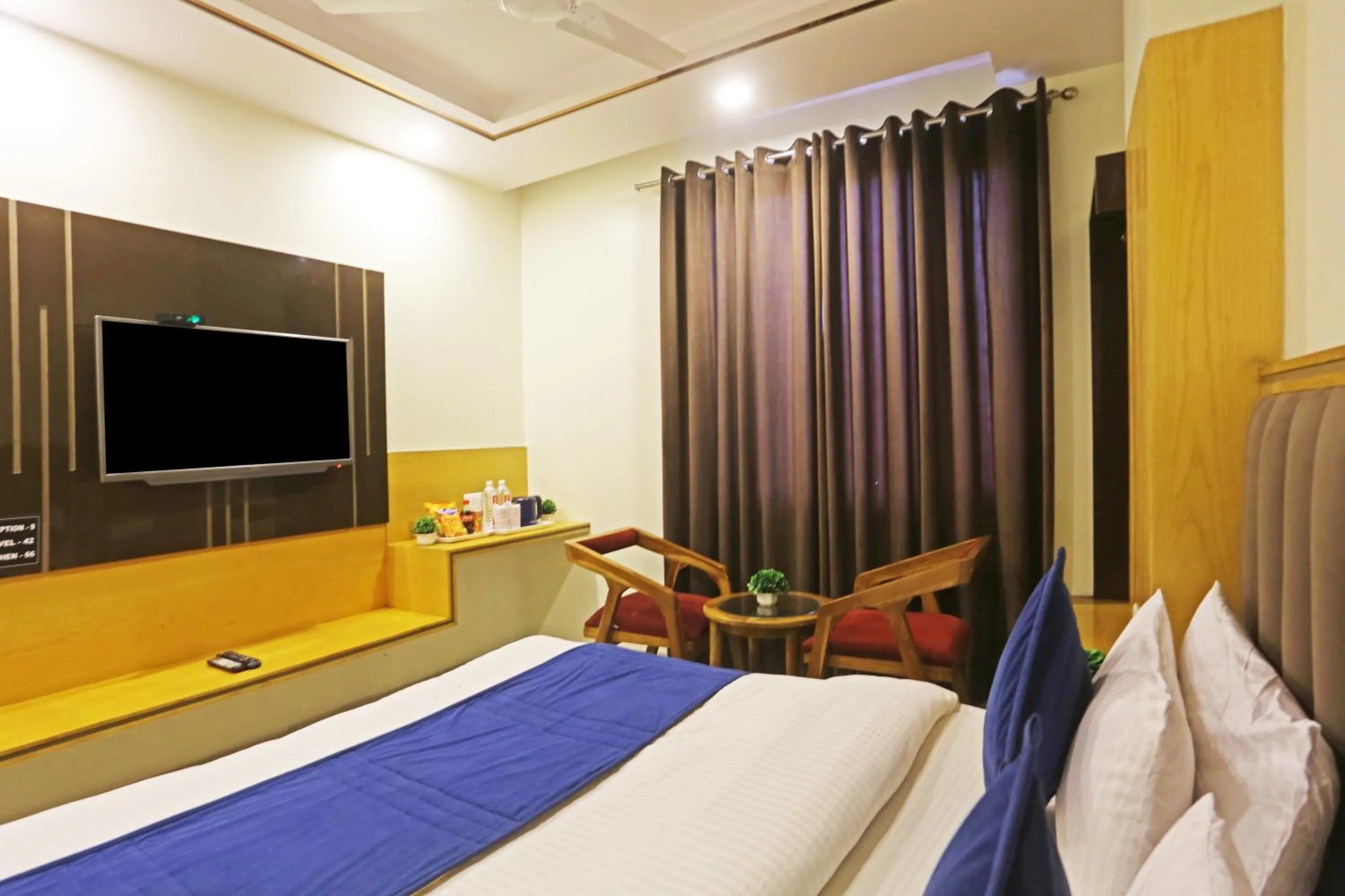 Communal lounge/ TV room, Bed in Hotel Aman Imperial Just a Minute Away From New Delhi Railway Station and Connaught place