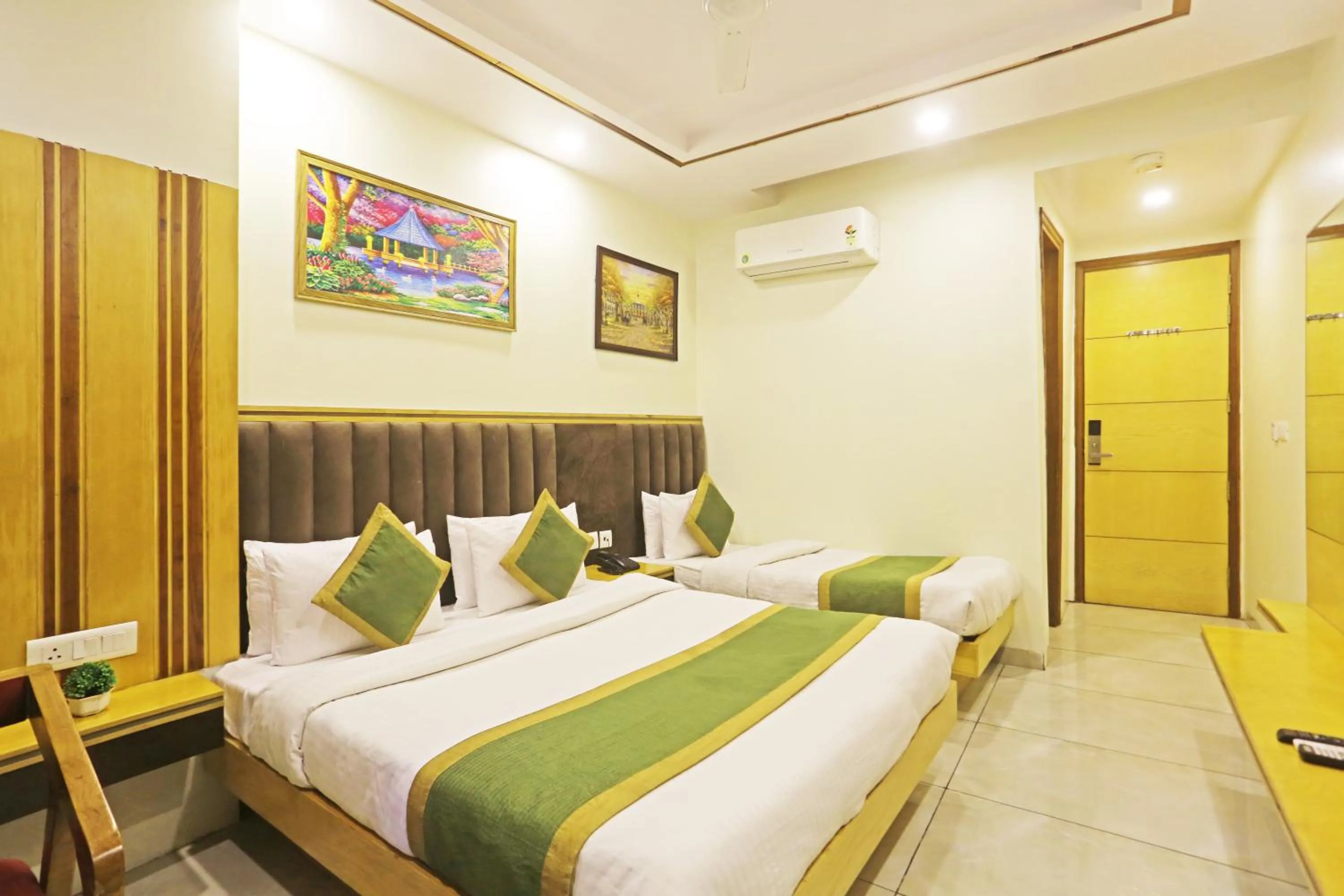 Bed in Hotel Aman Imperial Just a Minute Away From New Delhi Railway Station and Connaught place