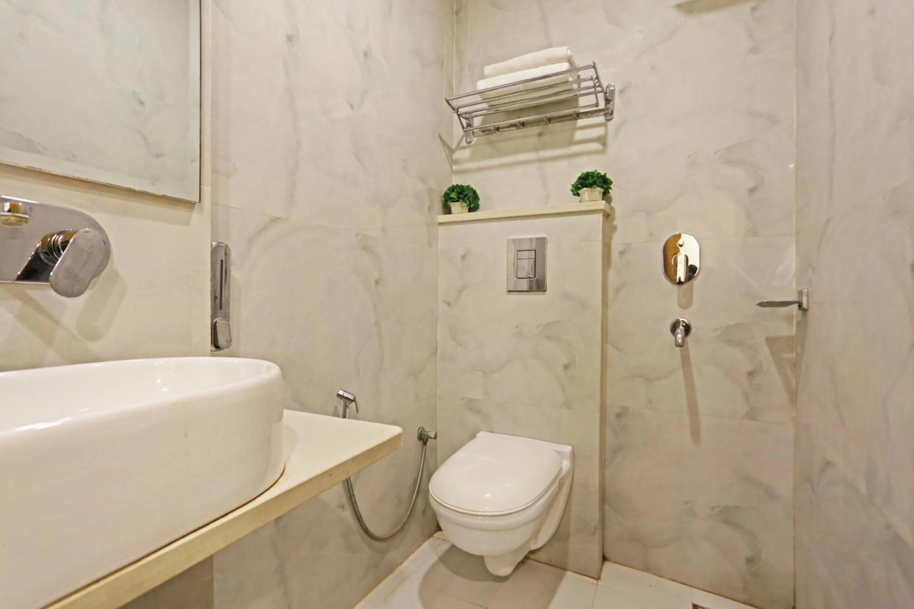 Shower in Hotel Aman Imperial Just a Minute Away From New Delhi Railway Station and Connaught place
