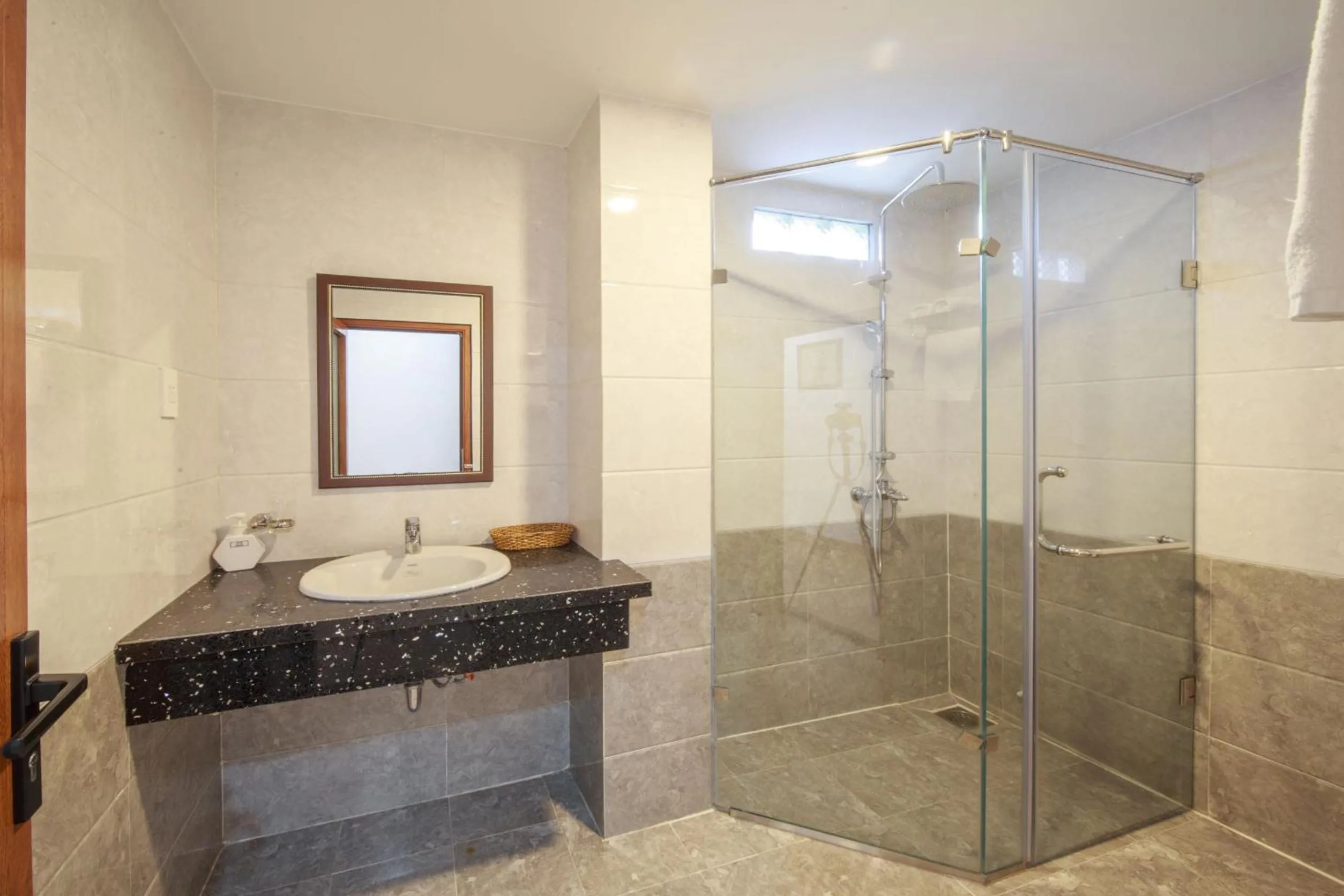 Shower in Ha Nhung Hotel Nha Trang