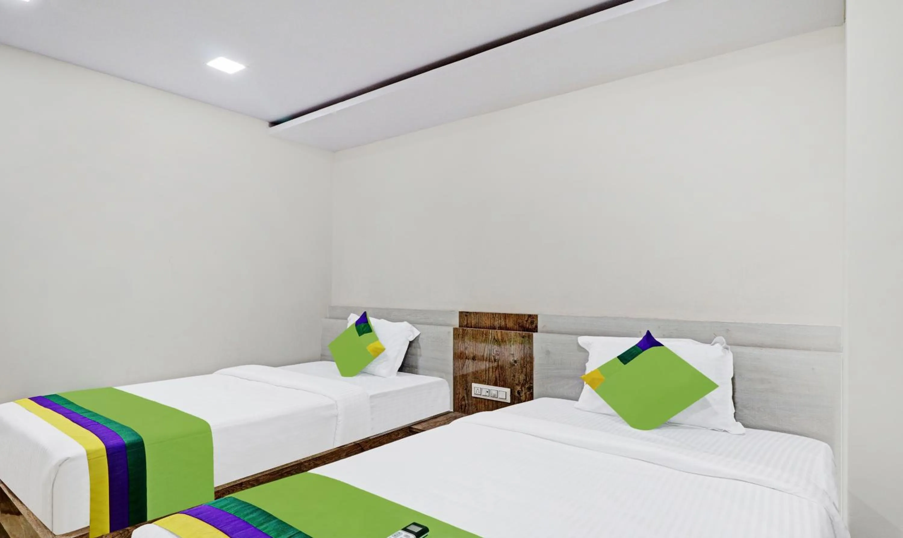 Photo of the whole room, Bed in Treebo Zion