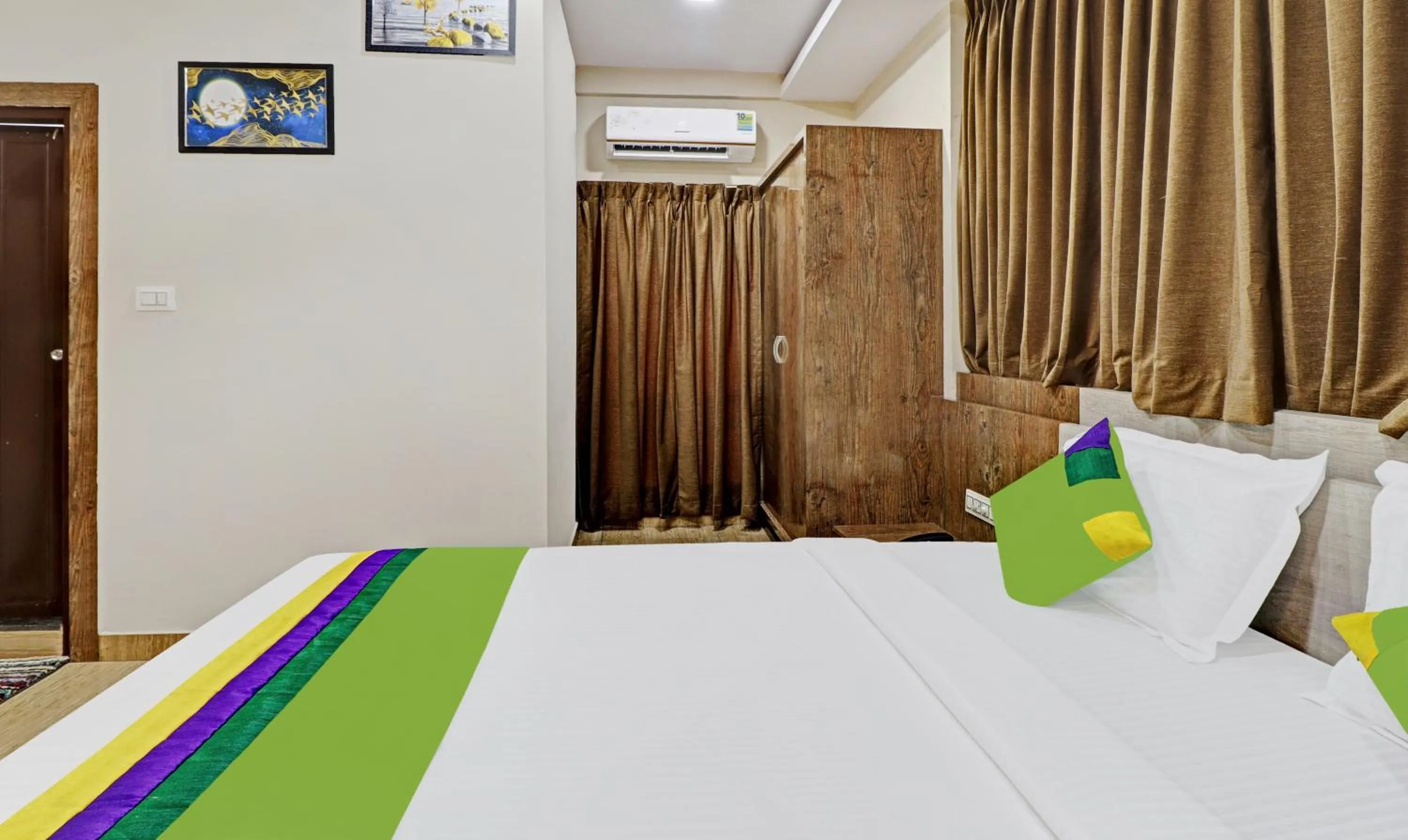 Photo of the whole room, Bed in Treebo Zion