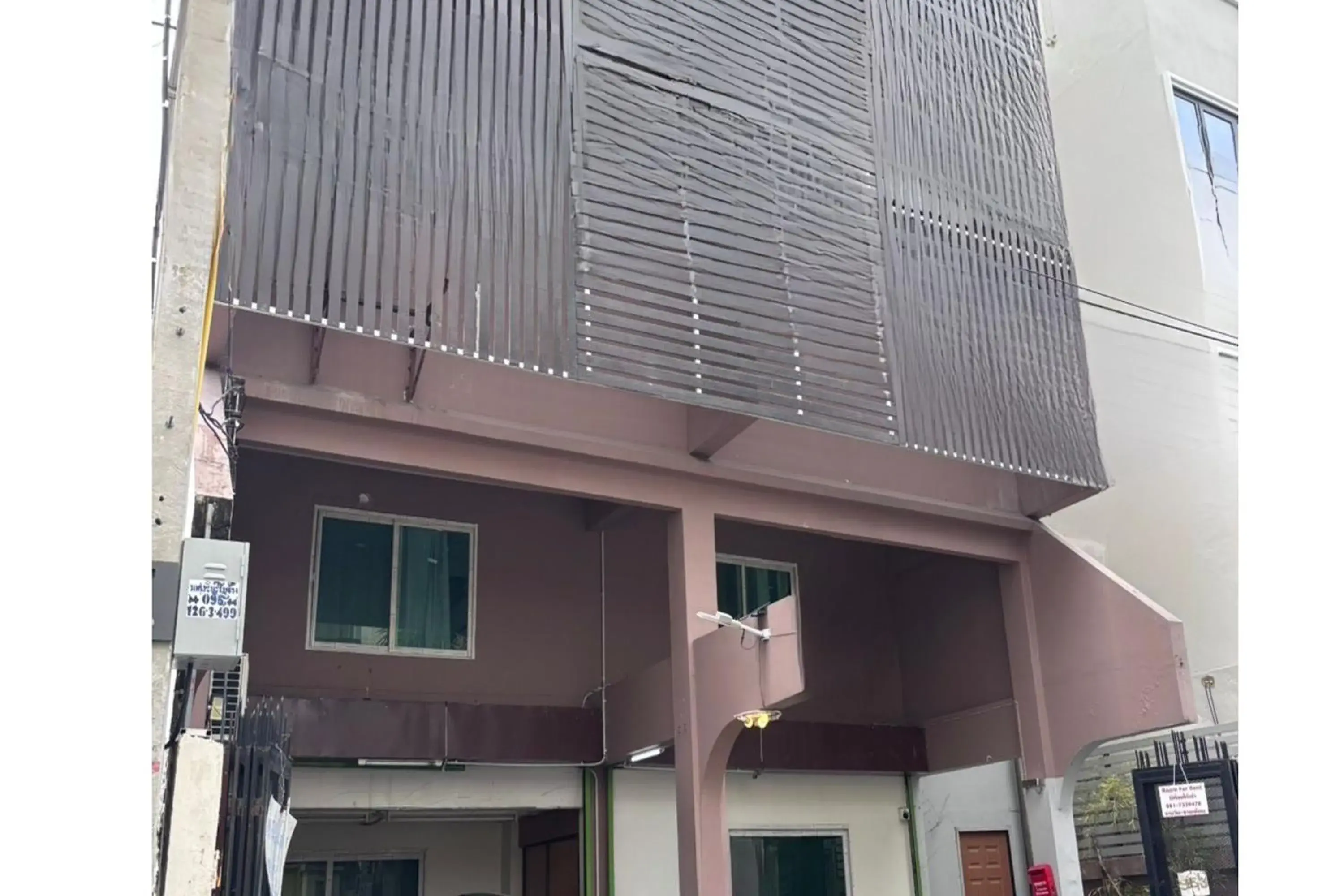 Property building in Rama 3 Sunrise Hostel Property building in Rama 3 Sunrise Hostel