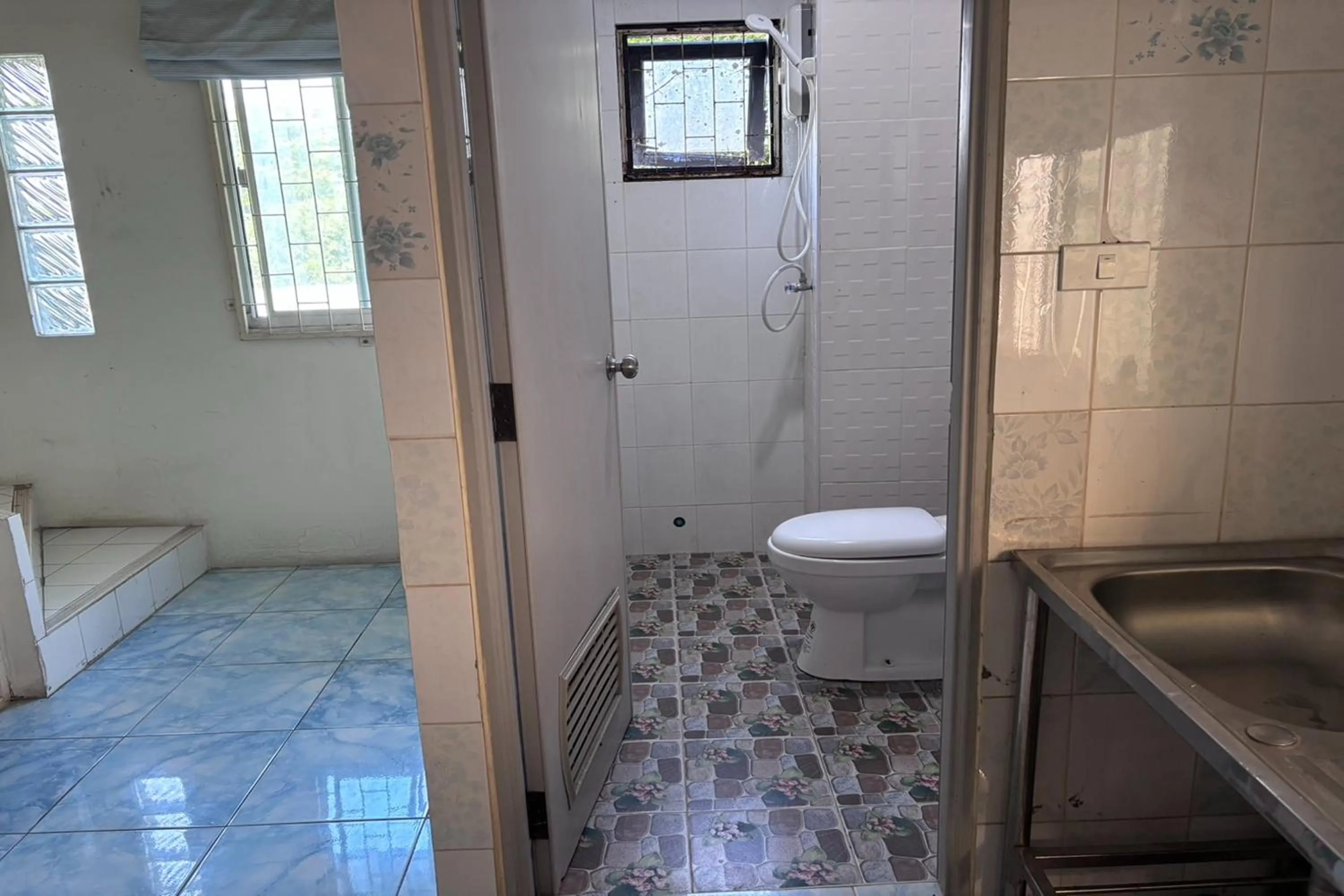 Bathroom in Rama 3 Sunrise Hostel