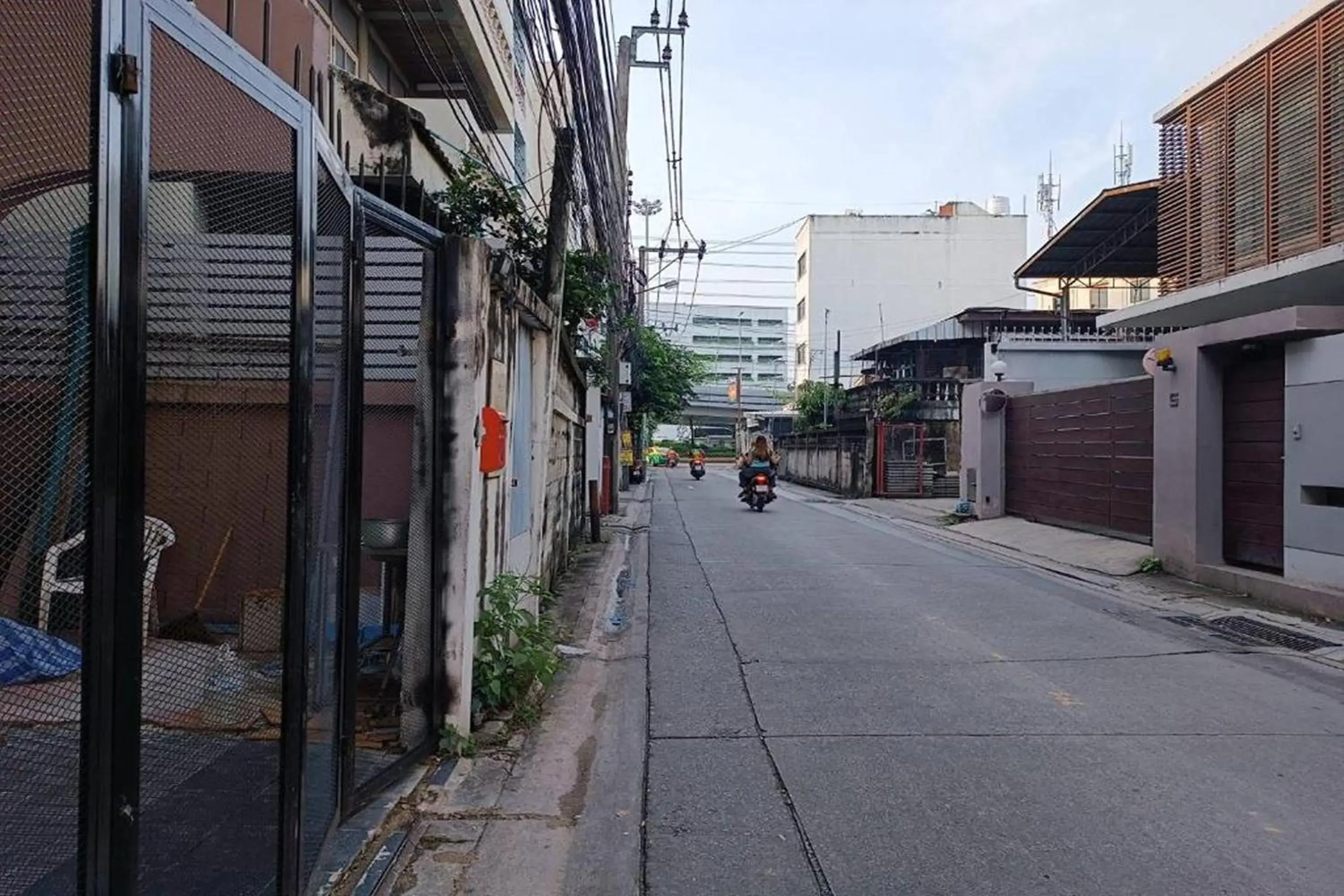 Property building in Rama 3 Sunrise Hostel Property building in Rama 3 Sunrise Hostel