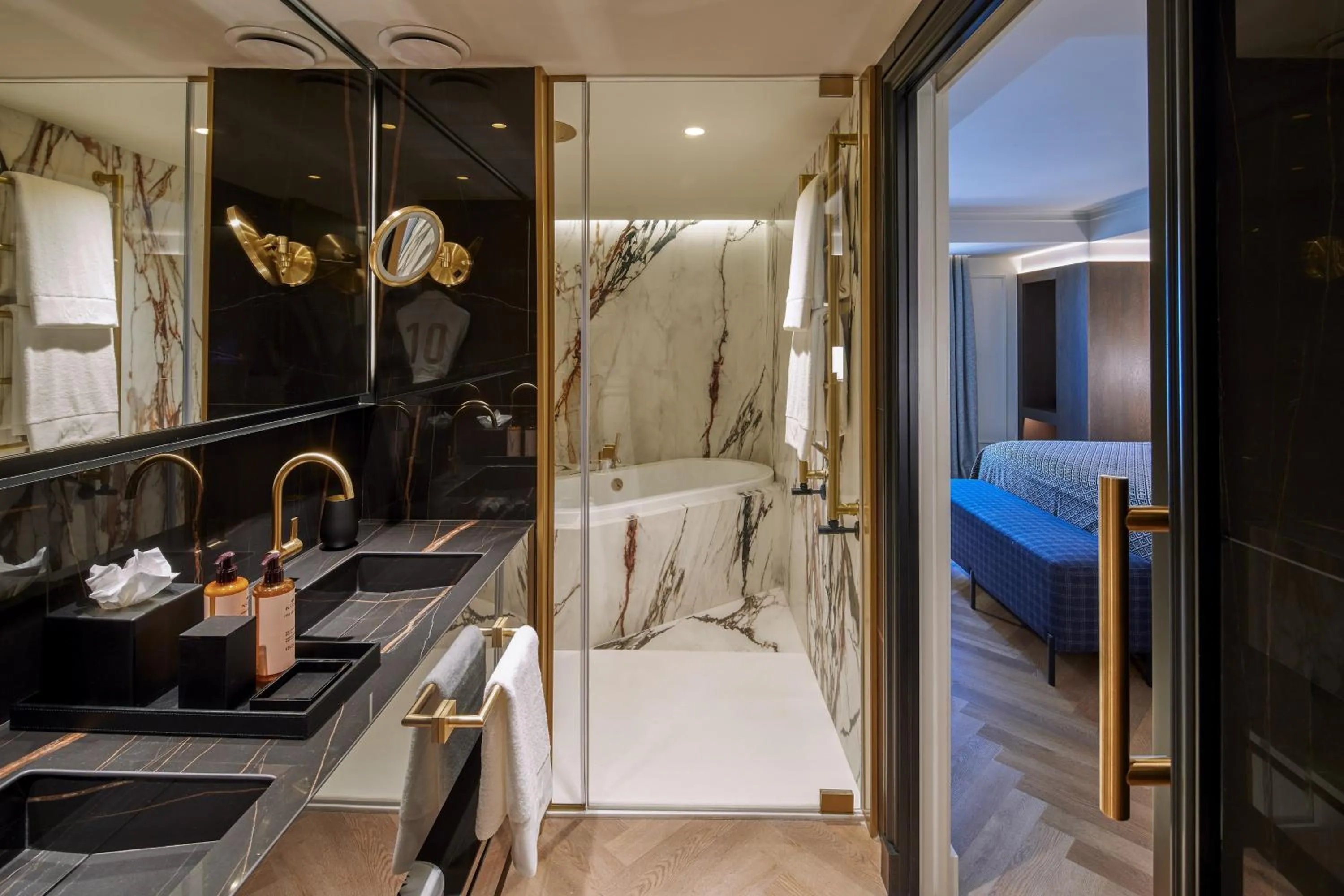 Bathroom, Bed in Hotel MIM Andorra