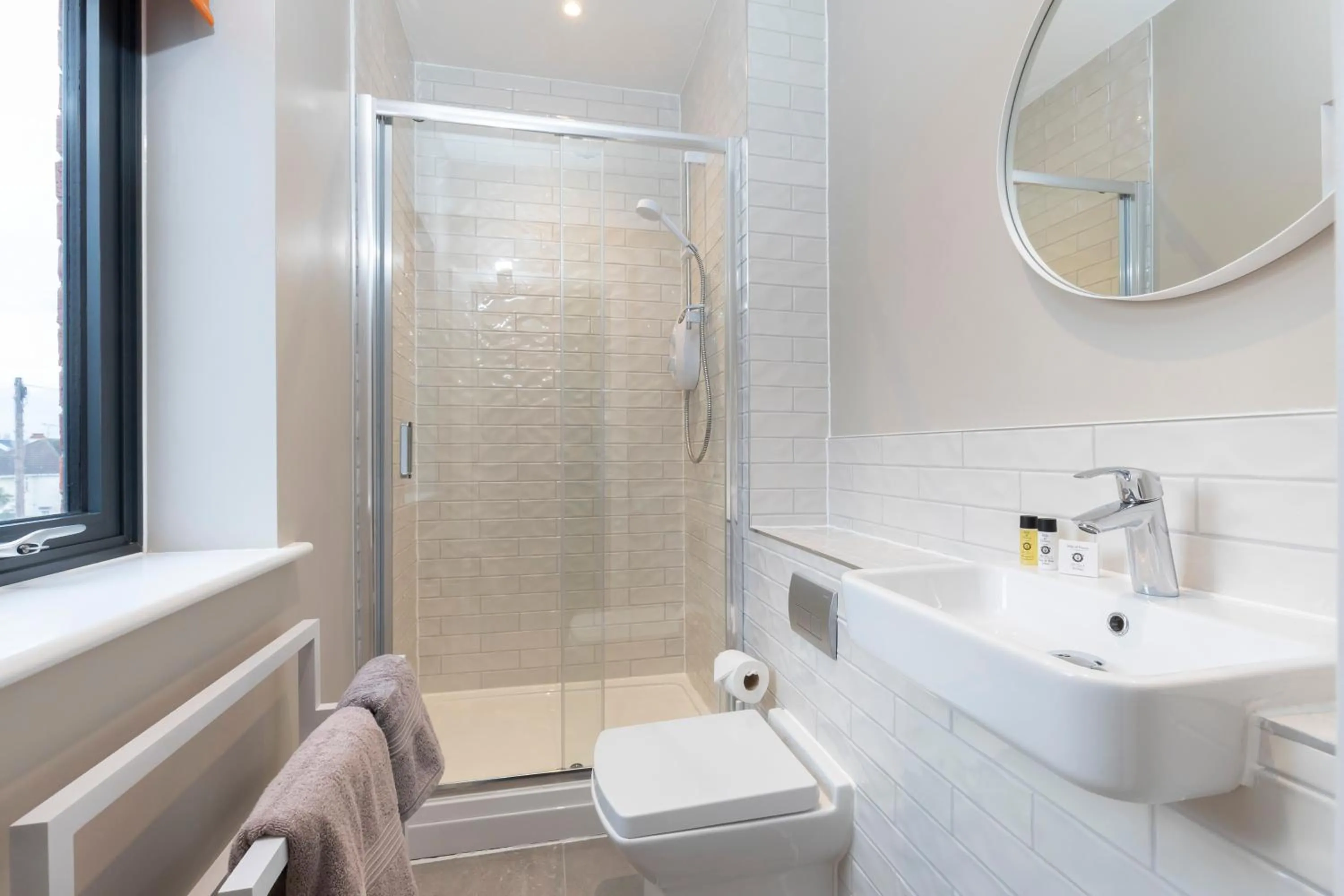 Elliot Oliver - Stylish Loft Style Two Bedroom Apartment With Parking