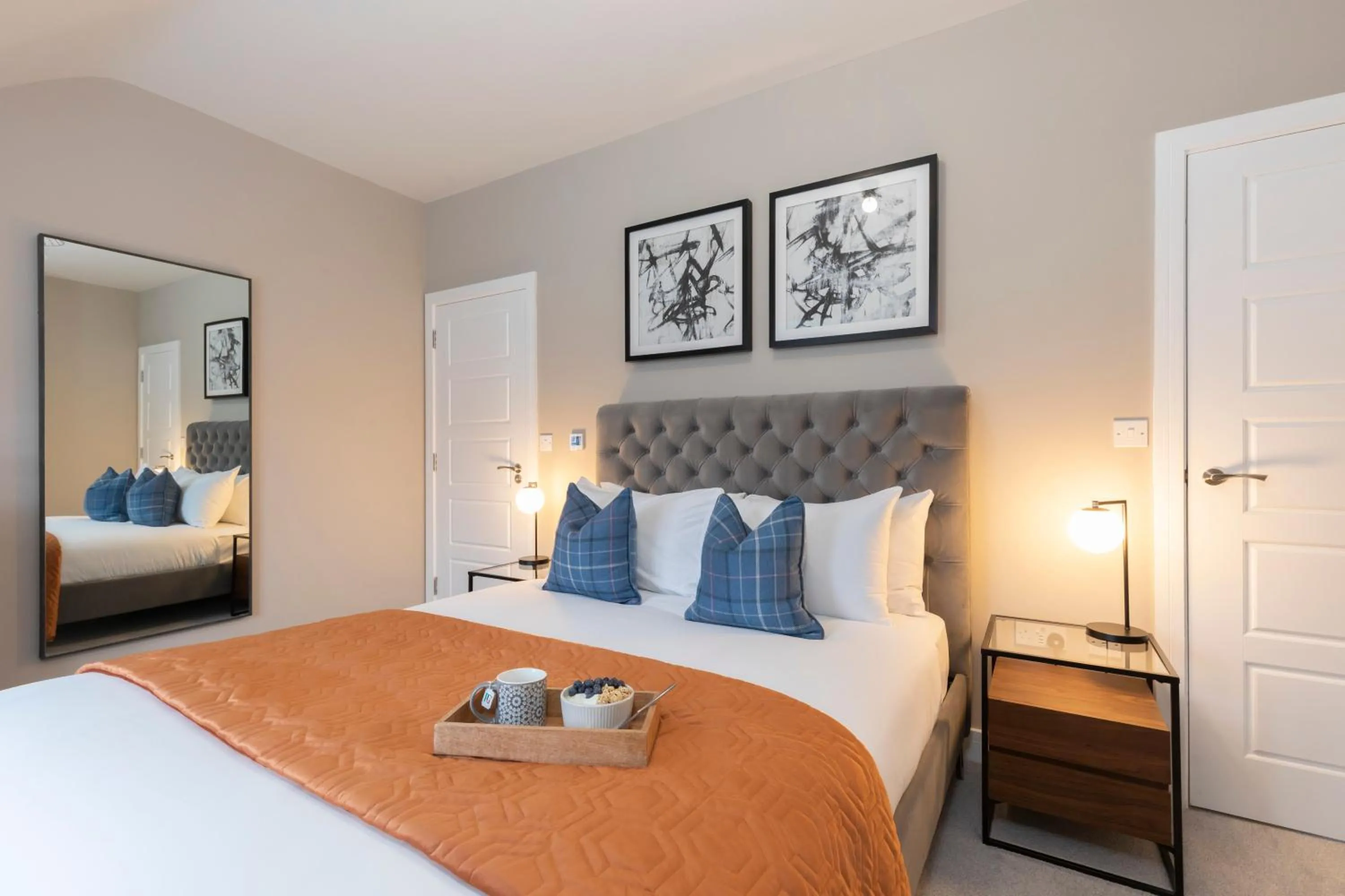 Elliot Oliver - Stylish Loft Style Two Bedroom Apartment With Parking