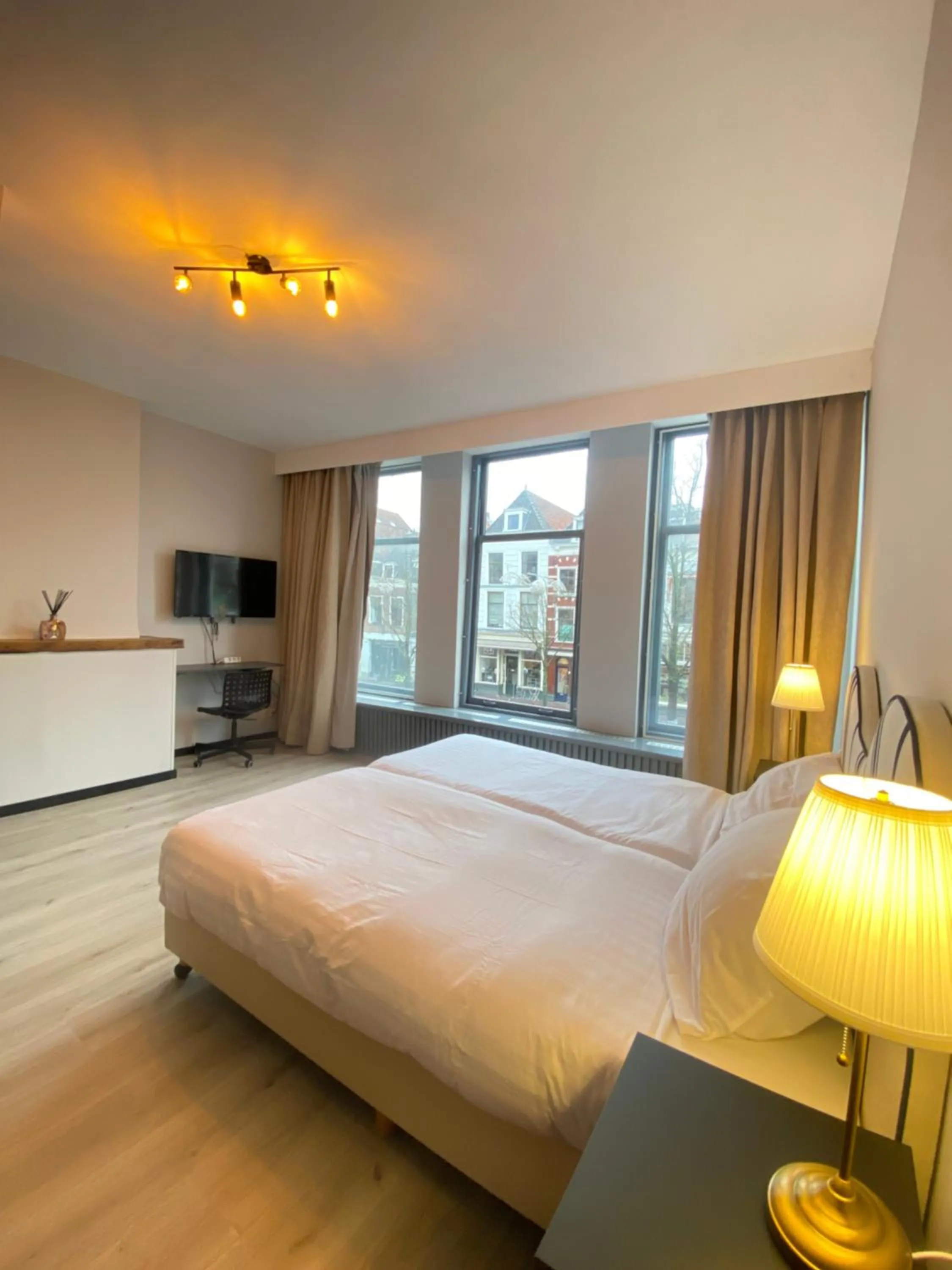 Bed in Hotel La Noire - Delft City Centre