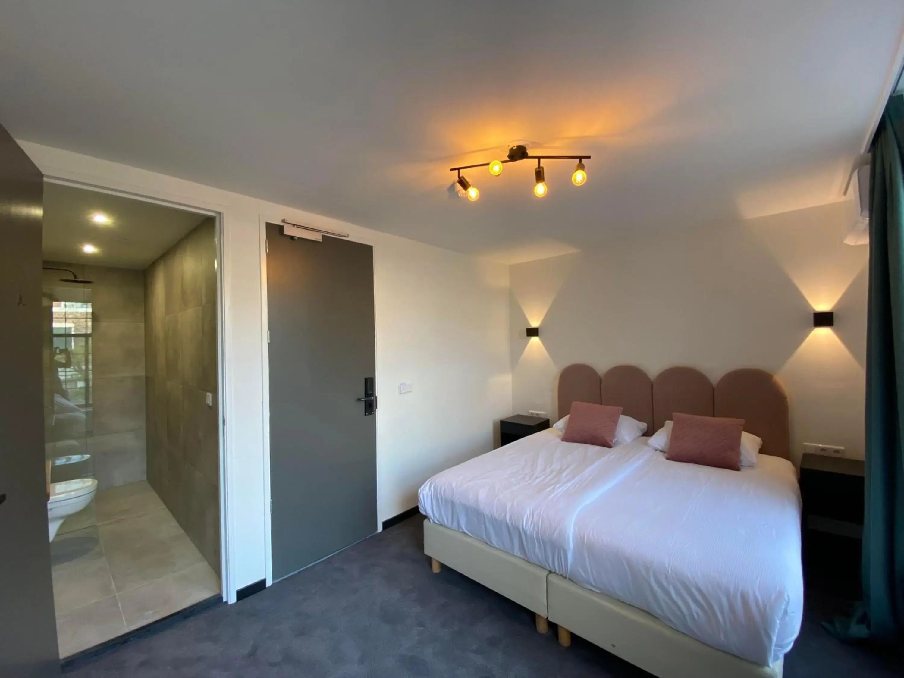 Deluxe Double Room with Shower and King-size bed in Hotel La Noire - Delft City Centre Deluxe Double Room with Shower and King-size bed in Hotel La Noire - Delft City Centre