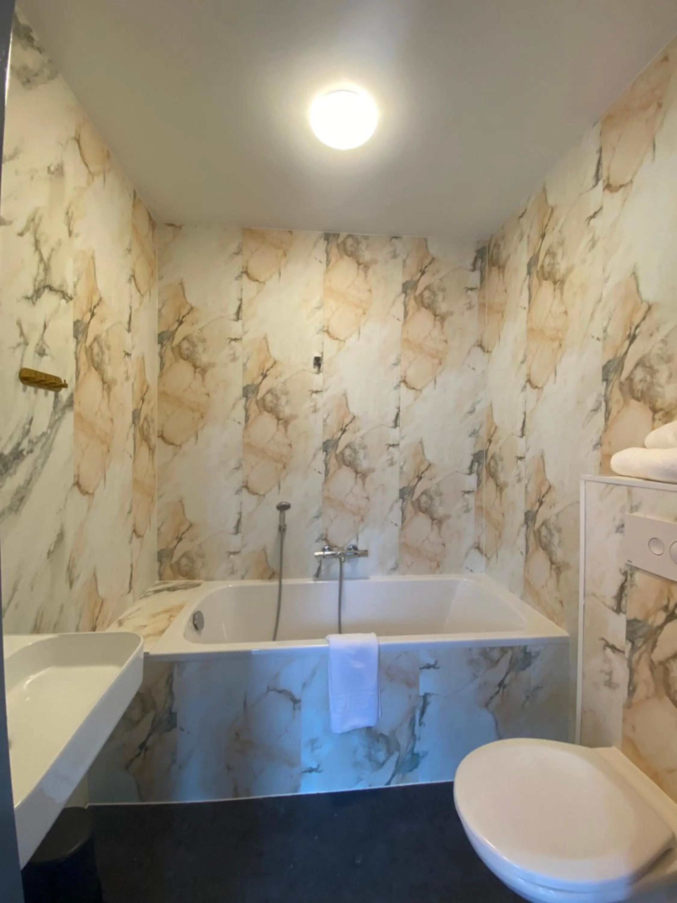 Bathroom in Hotel La Noire - Delft City Centre