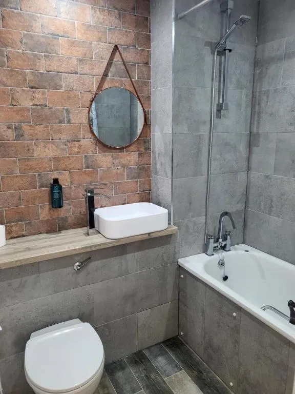 Bathroom in Three Horseshoes, Bubbenhall