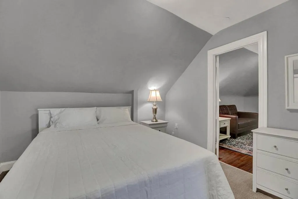 Bed in Suites on Seneca - Gorgeous One Bedroom Apartment