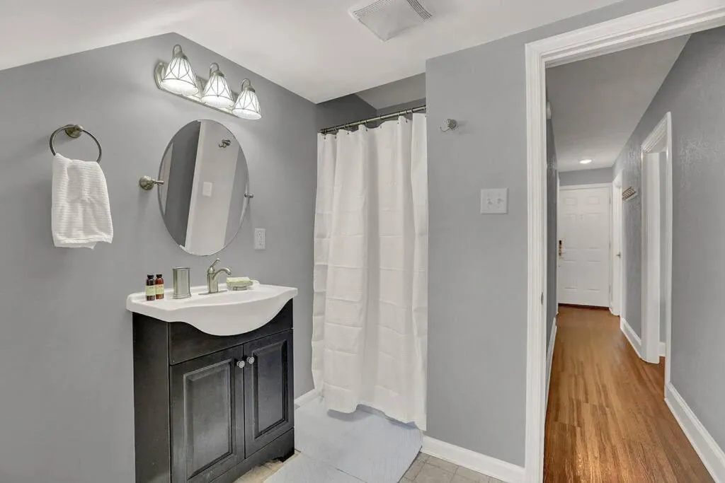 Suites on Seneca - Gorgeous One Bedroom Apartment