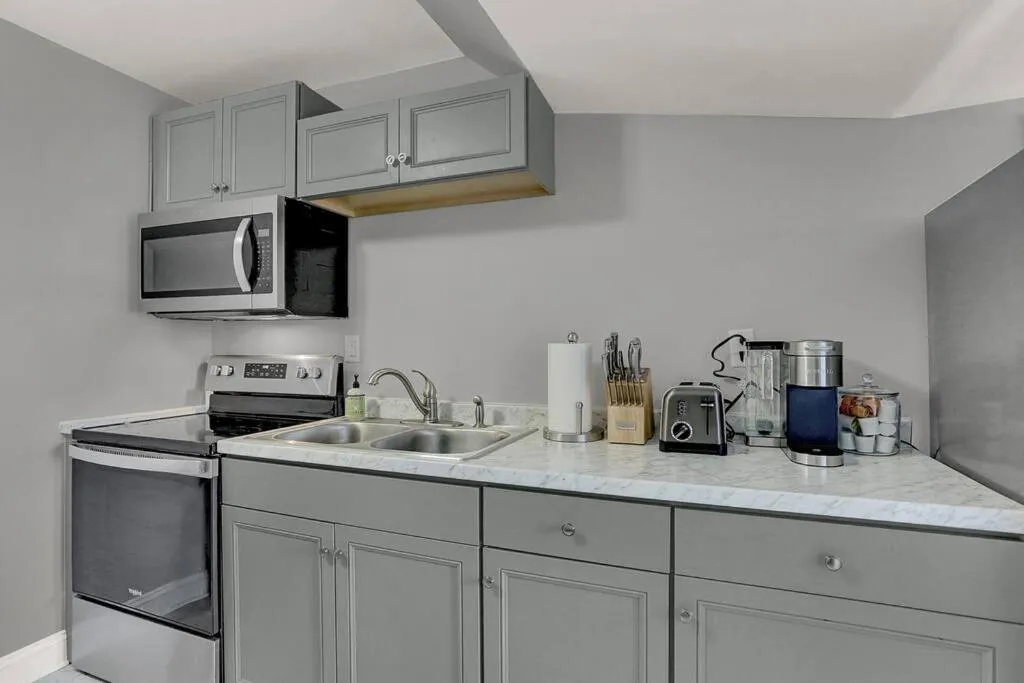 Suites on Seneca - Gorgeous One Bedroom Apartment