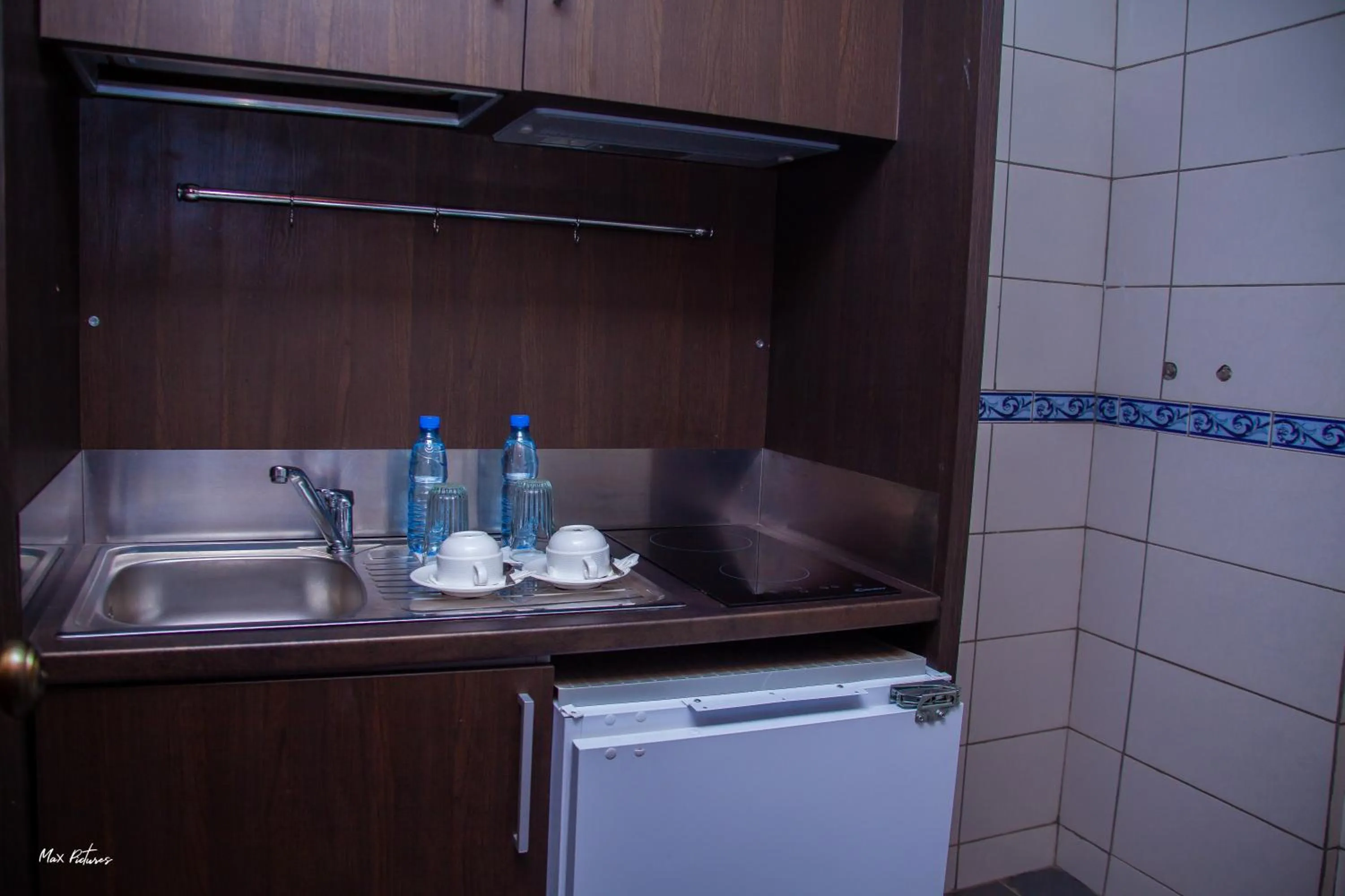 Kitchen or kitchenette in New Heaven Hôtel