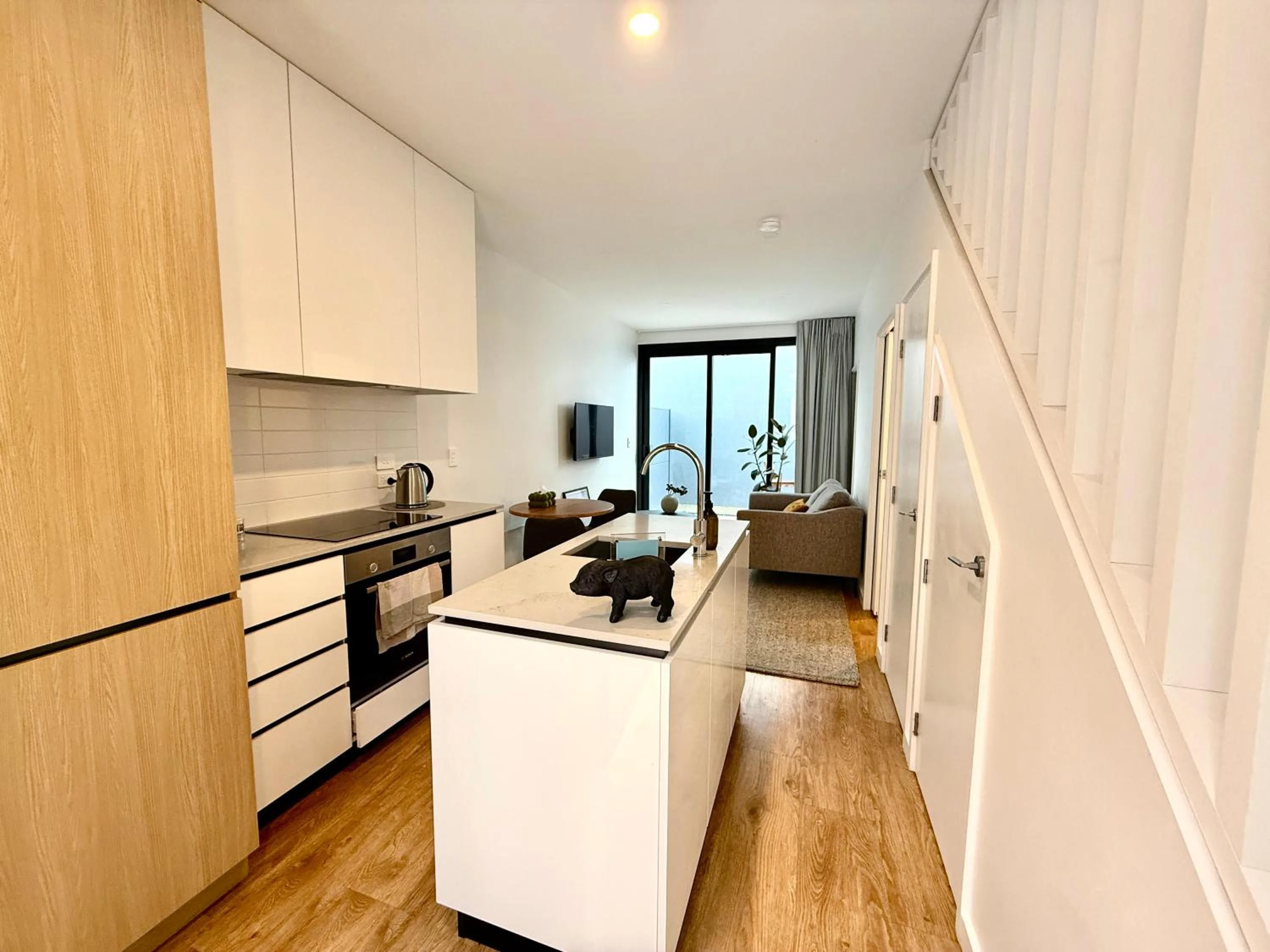 Stylish 2 bedrooms townhouse in central Wellington with a free car park