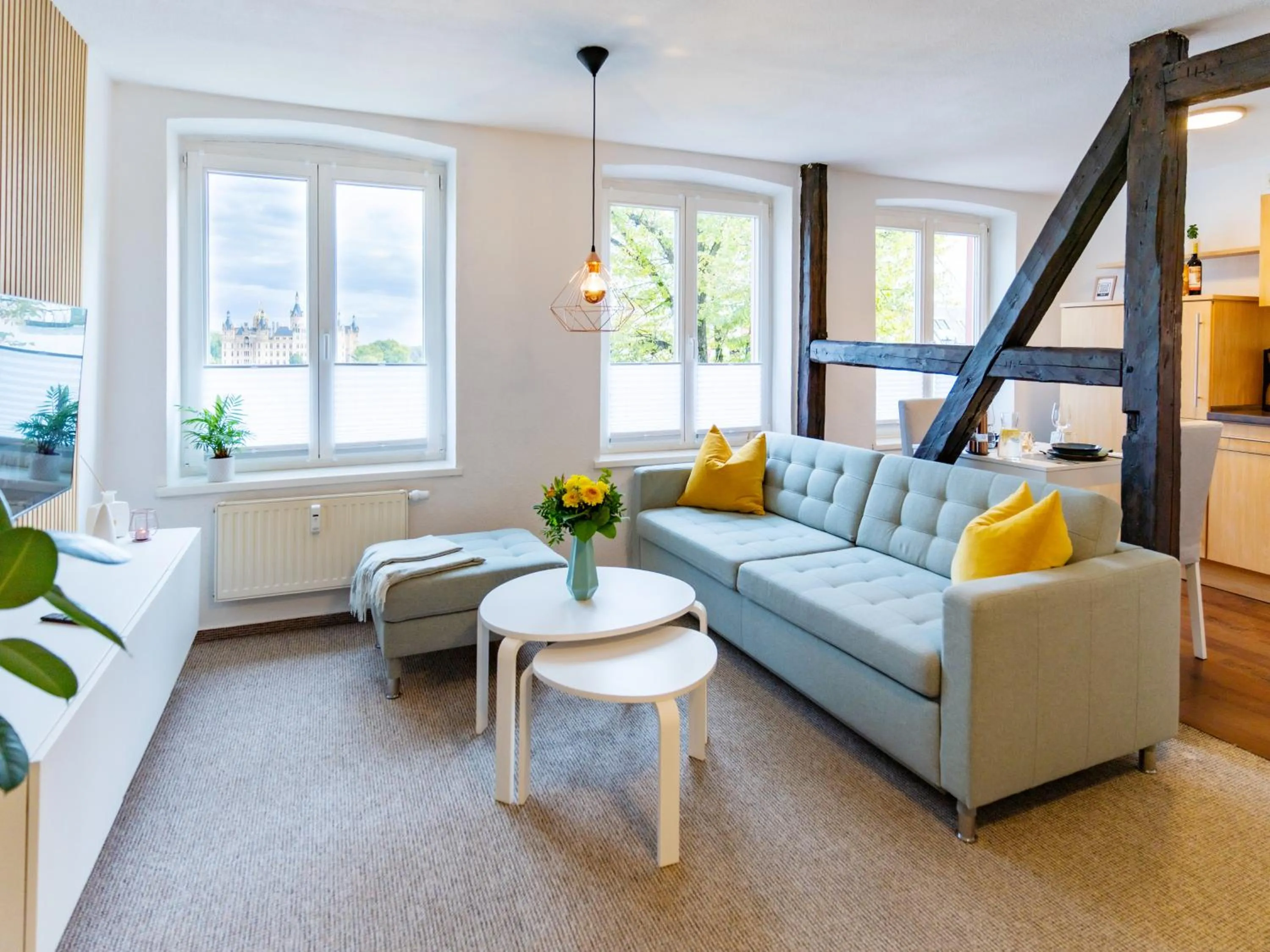 TV and multimedia, Bed in Schlosskönig - Modernes & zentrales Apartment mit Balkon und Arbeitsplatz