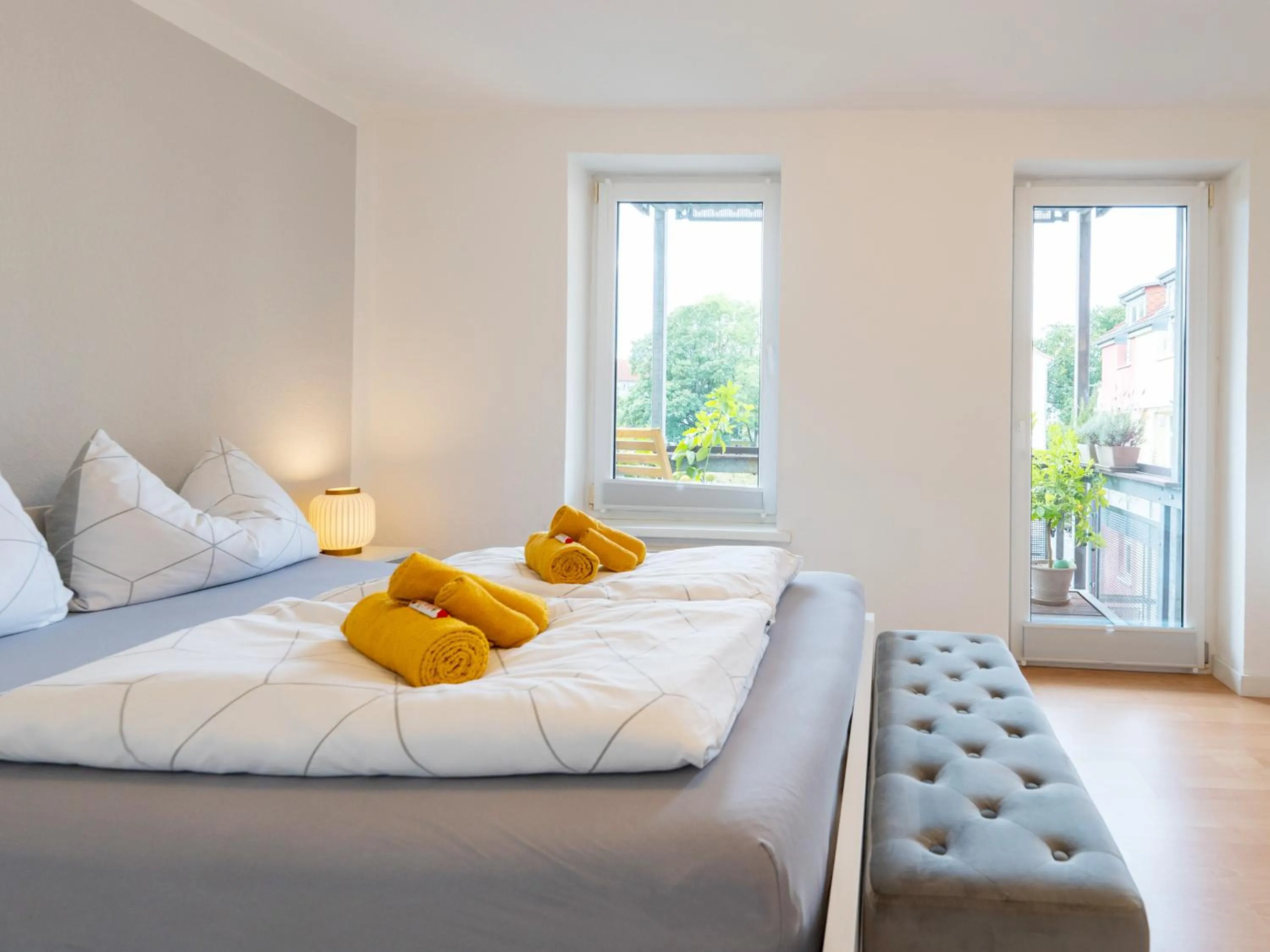 Bed in Schlosskönig - Modernes & zentrales Apartment mit Balkon und Arbeitsplatz
