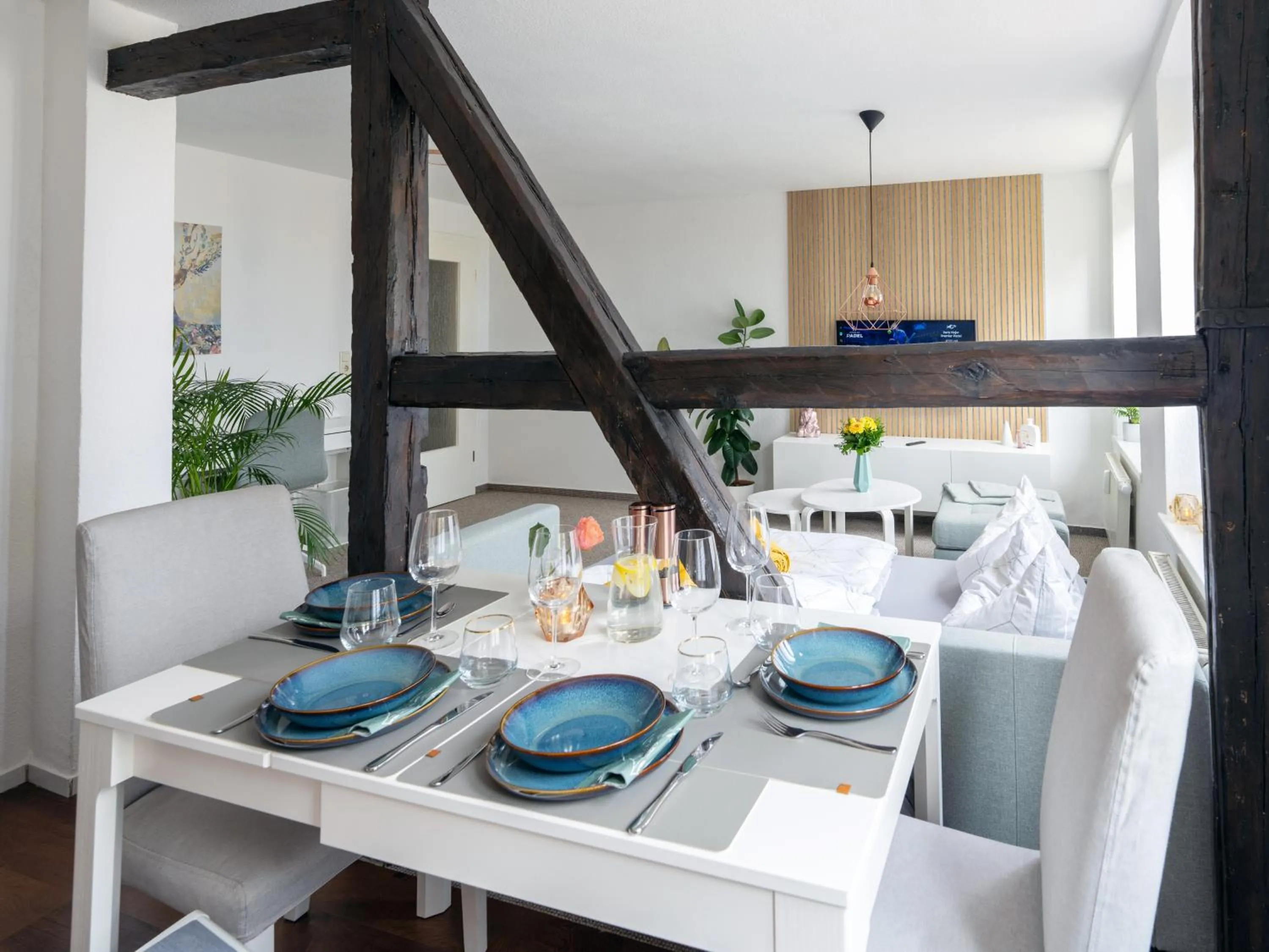 TV and multimedia in Schlosskönig - Modernes & zentrales Apartment mit Balkon und Arbeitsplatz