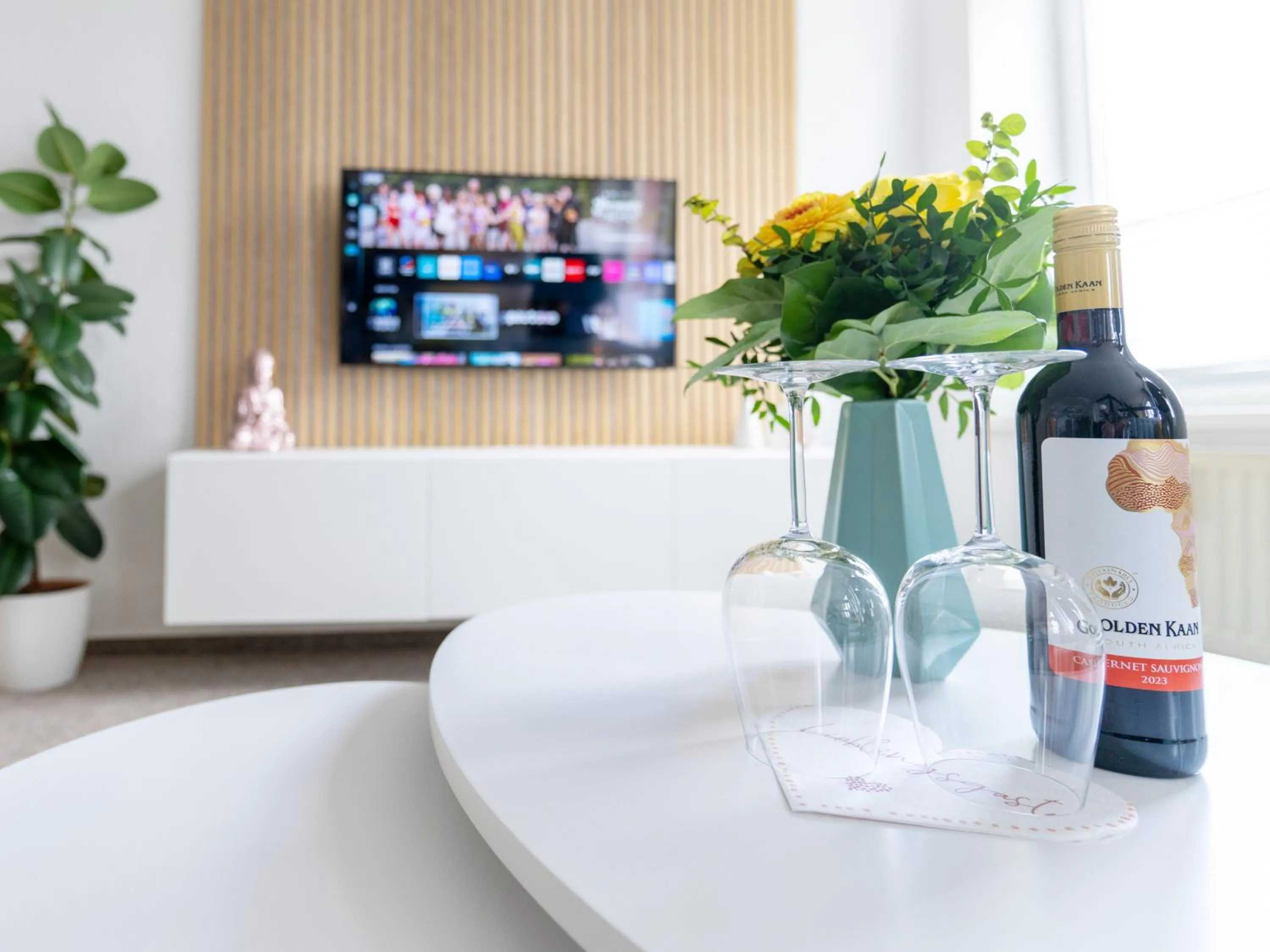 TV and multimedia in Schlosskönig - Modernes & zentrales Apartment mit Balkon und Arbeitsplatz