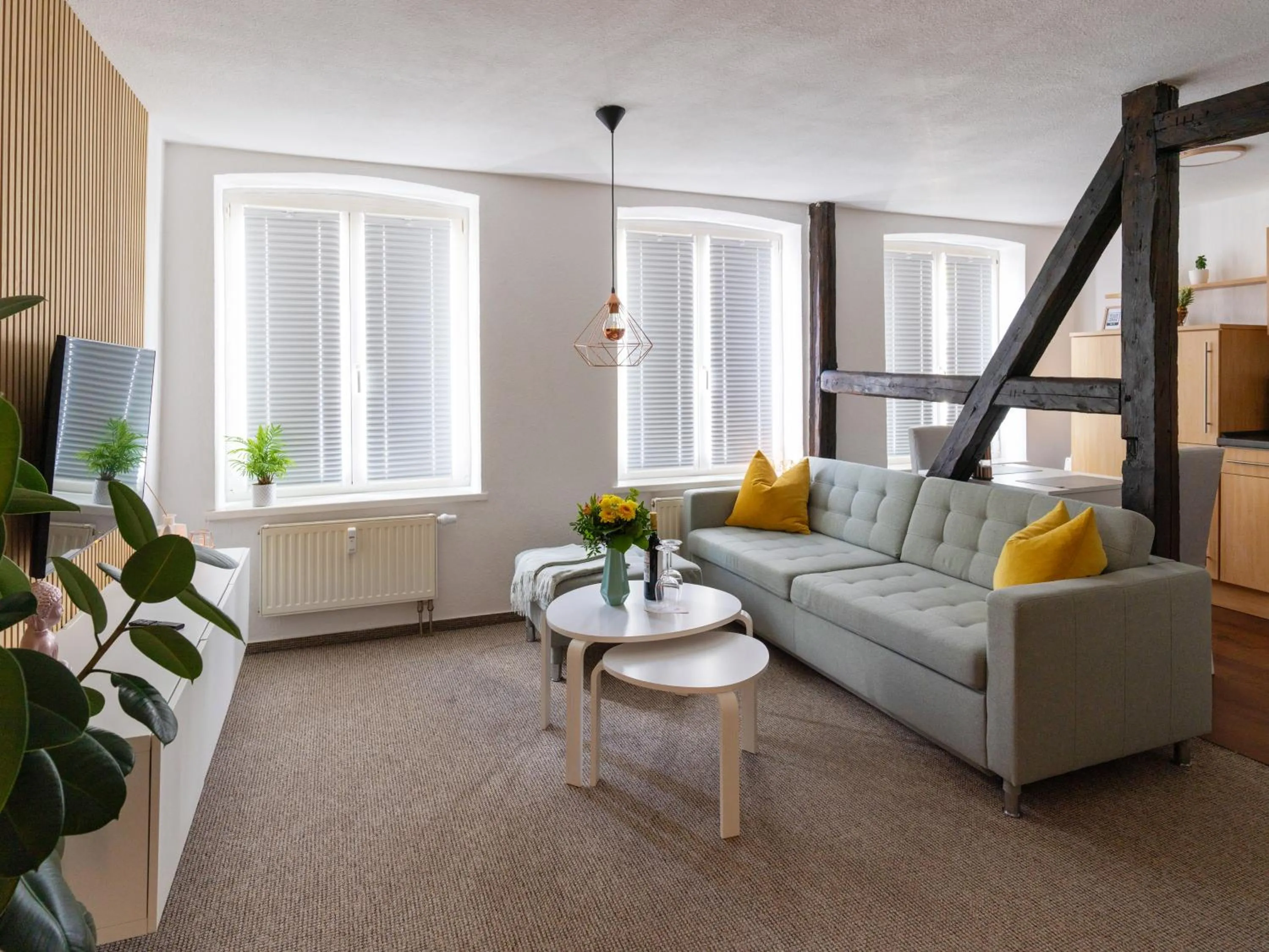 TV and multimedia, Bed in Schlosskönig - Modernes & zentrales Apartment mit Balkon und Arbeitsplatz