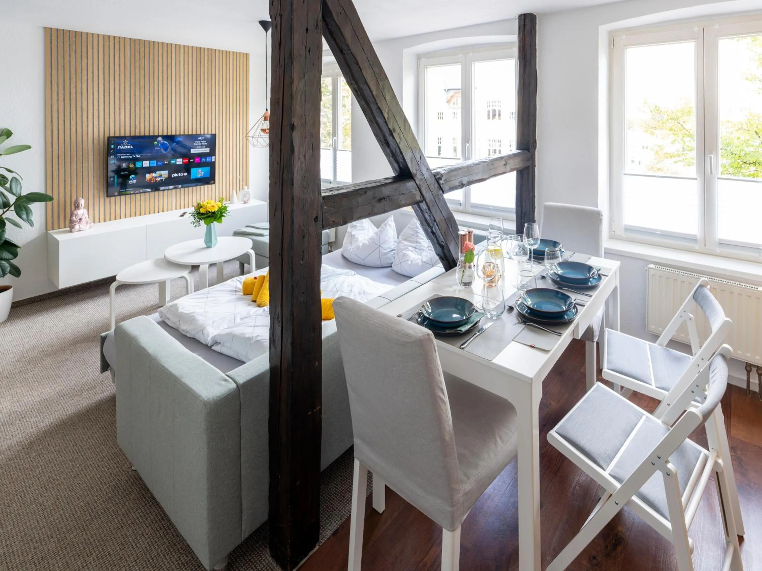 TV and multimedia in Schlosskönig - Modernes & zentrales Apartment mit Balkon und Arbeitsplatz