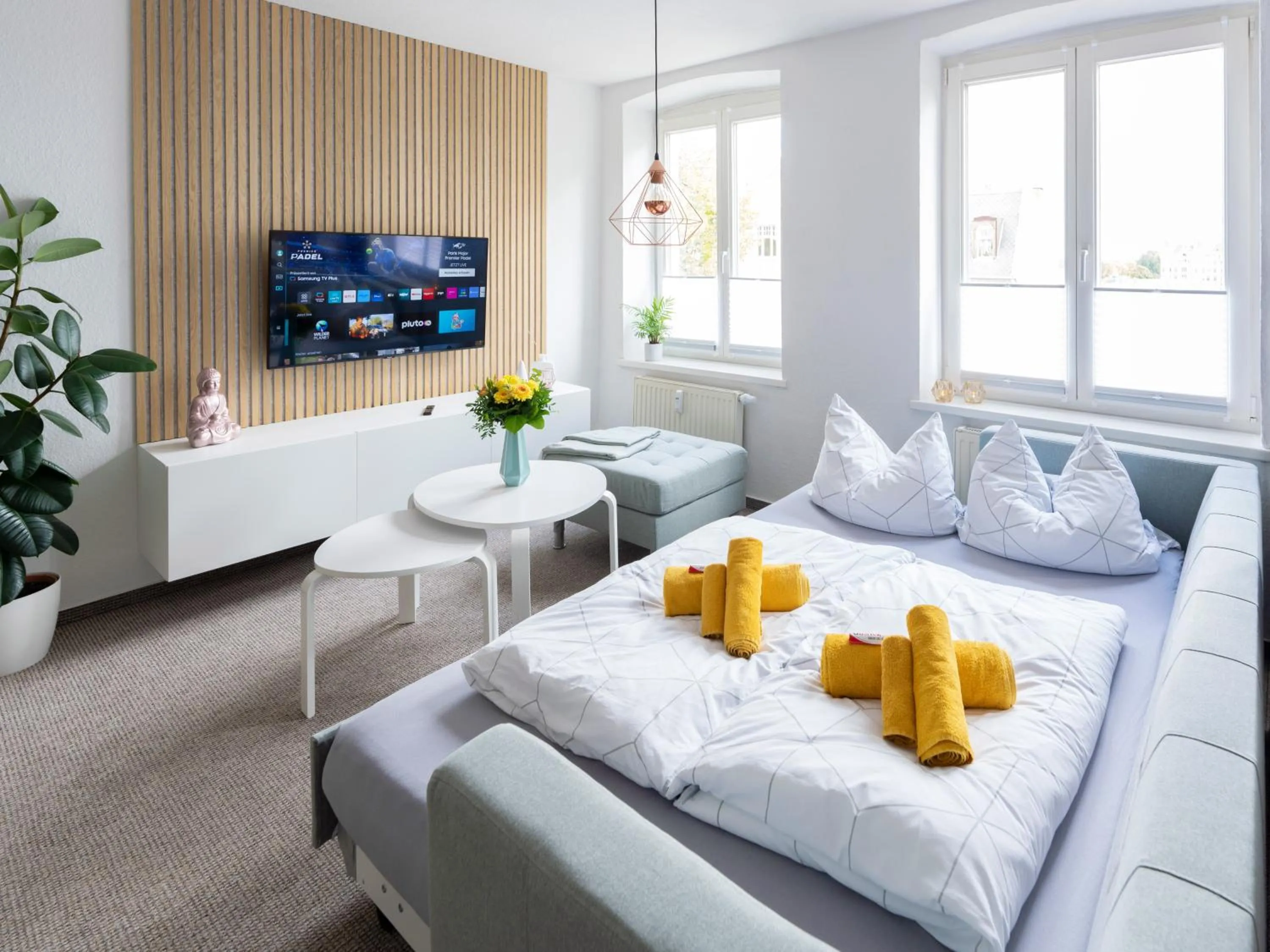 TV and multimedia, Bed in Schlosskönig - Modernes & zentrales Apartment mit Balkon und Arbeitsplatz