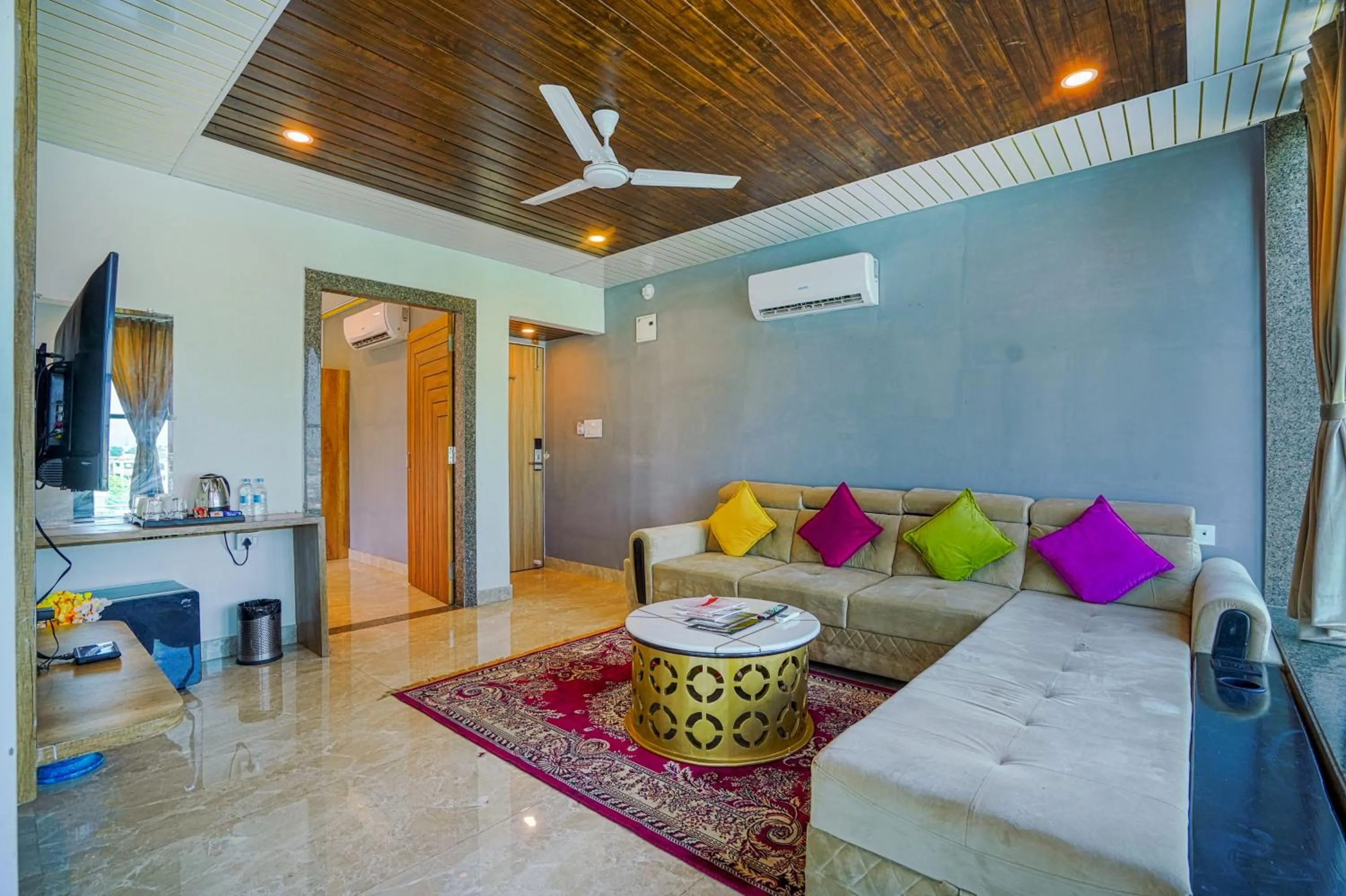 Living room in Pax Hotel Grand Blue 3 min walk from Udaipur city Railway Station