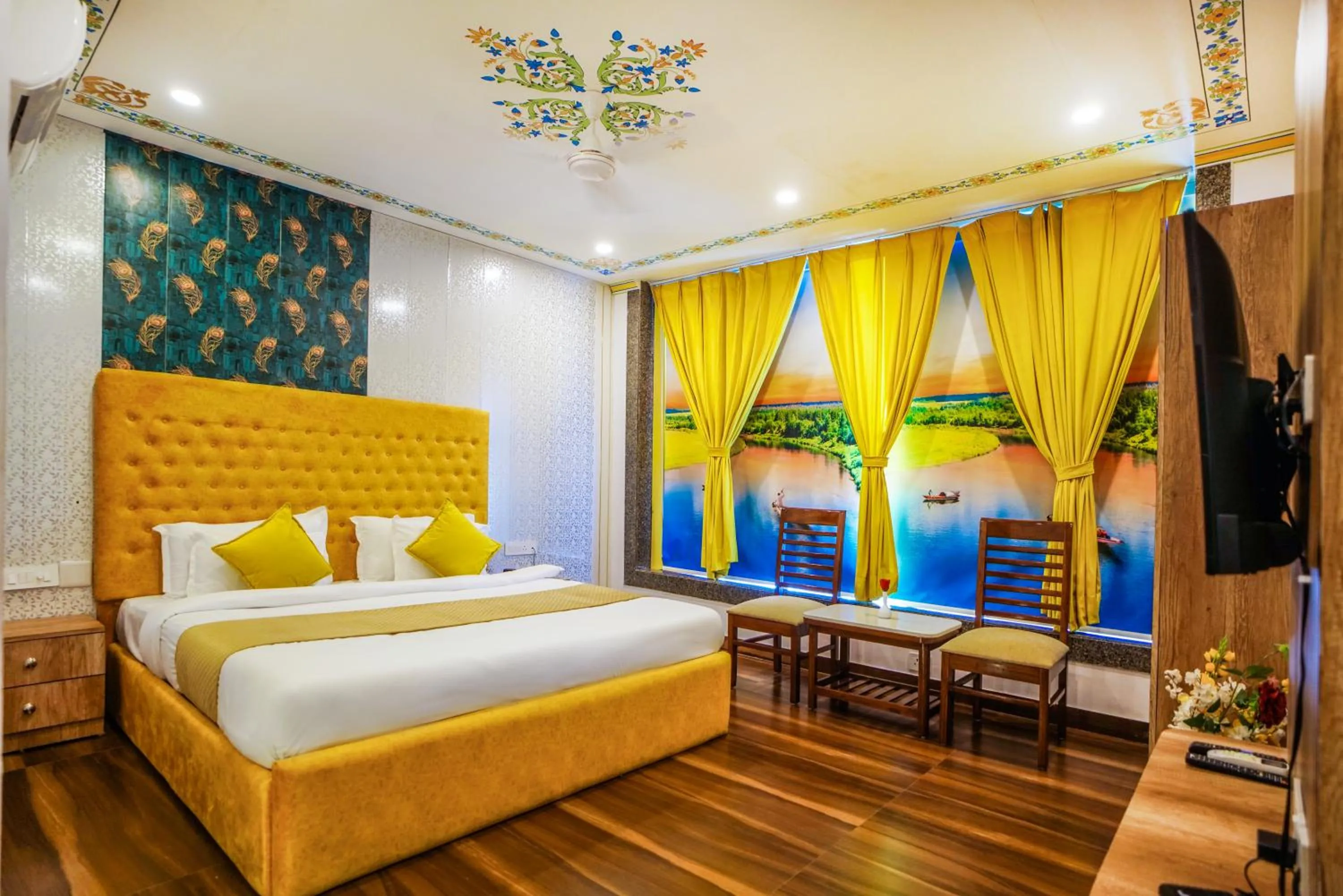 Communal lounge/ TV room, Bed in Pax Hotel Grand Blue 3 min walk from Udaipur city Railway Station