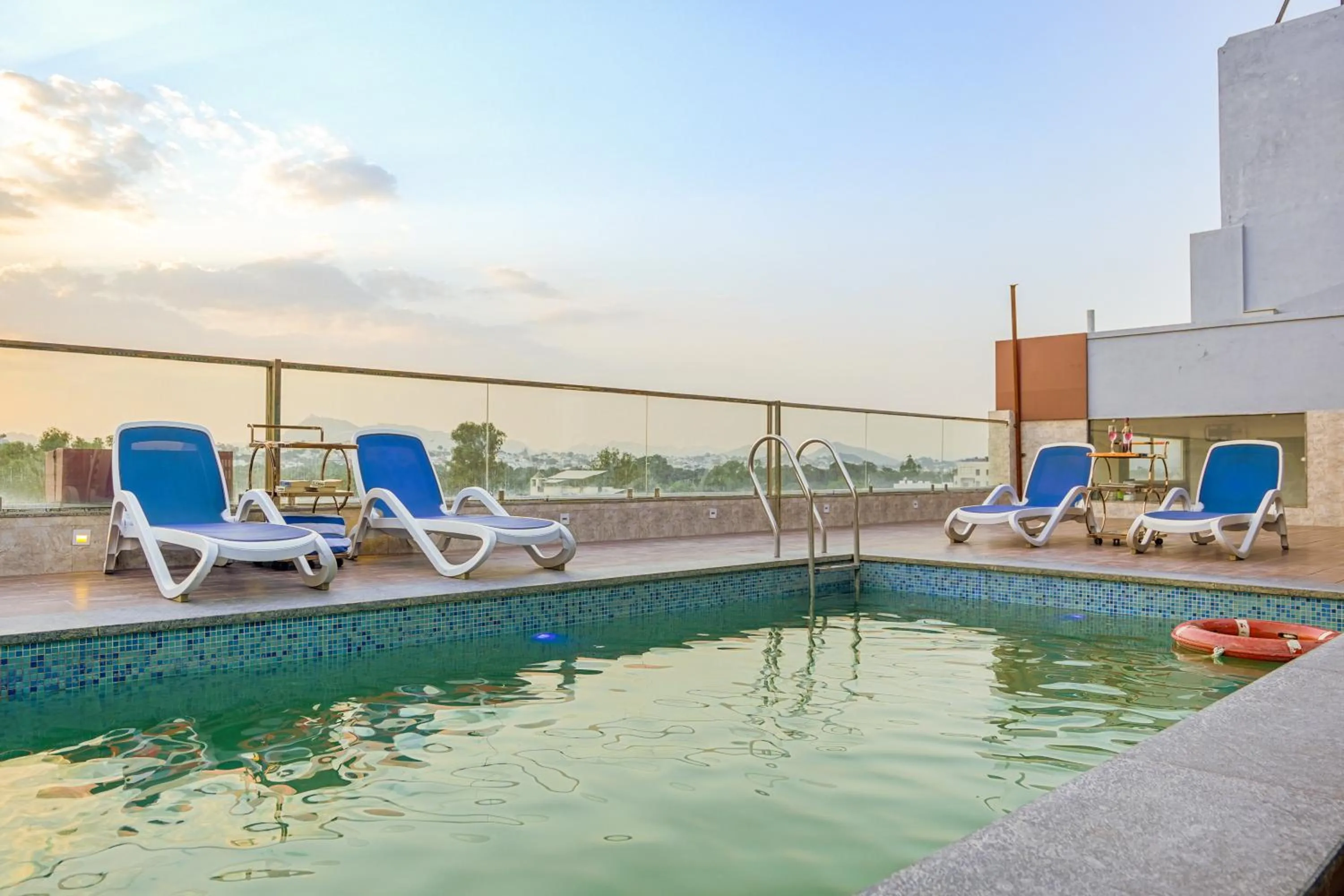 Day in Pax Hotel Grand Blue 3 min walk from Udaipur city Railway Station