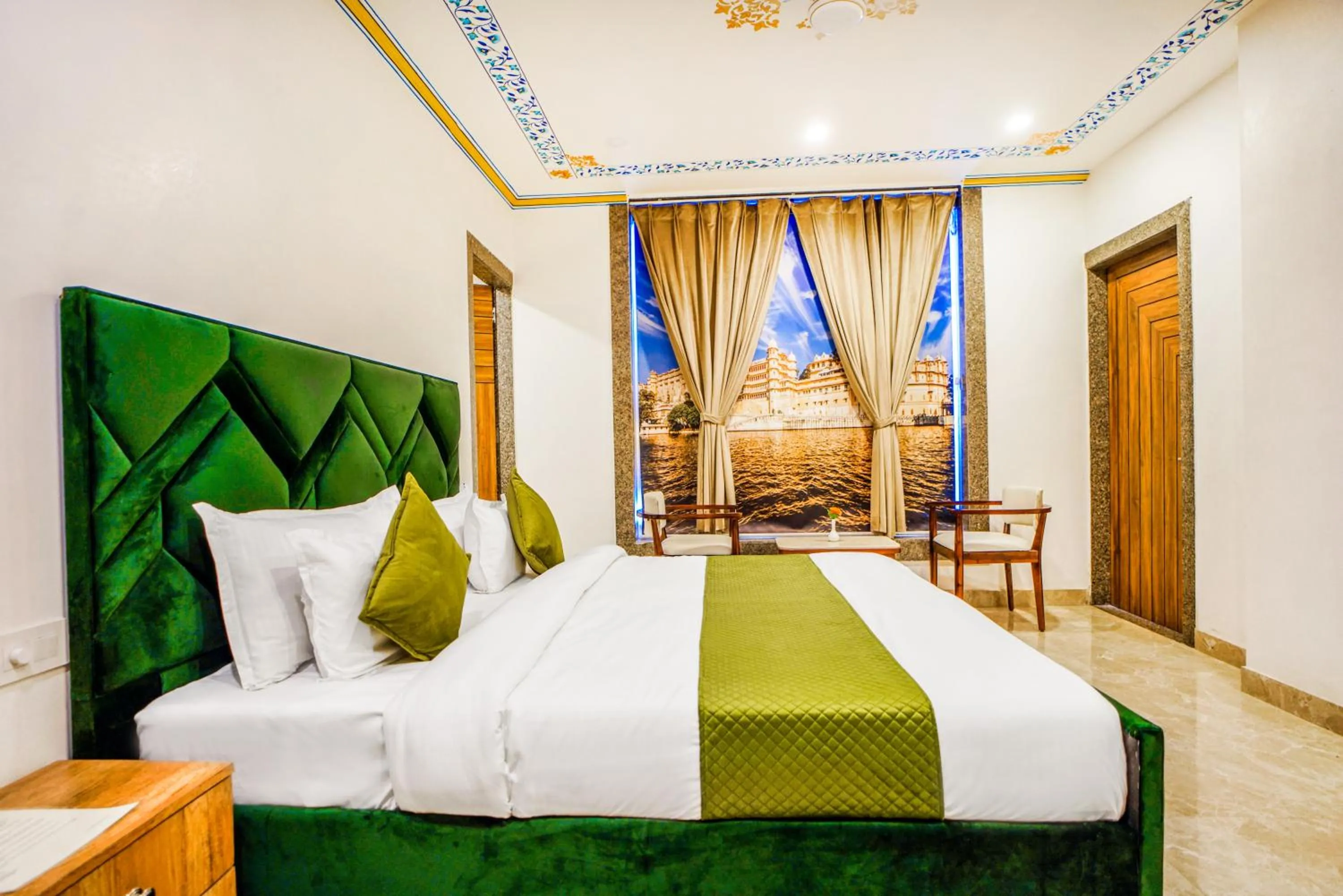 Bed in Pax Hotel Grand Blue 3 min walk from Udaipur city Railway Station