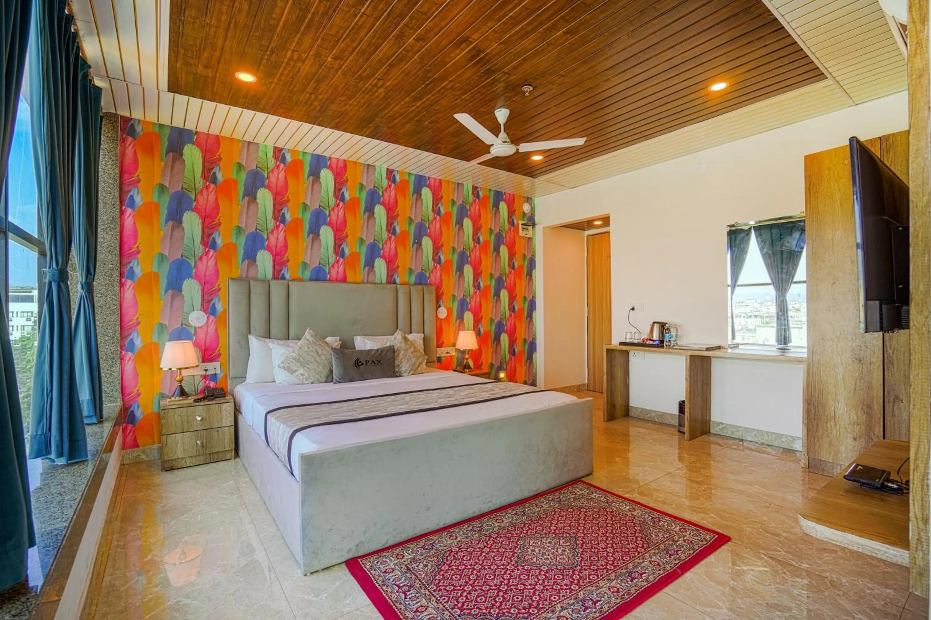 Bed in Pax Hotel Grand Blue 3 min walk from Udaipur city Railway Station