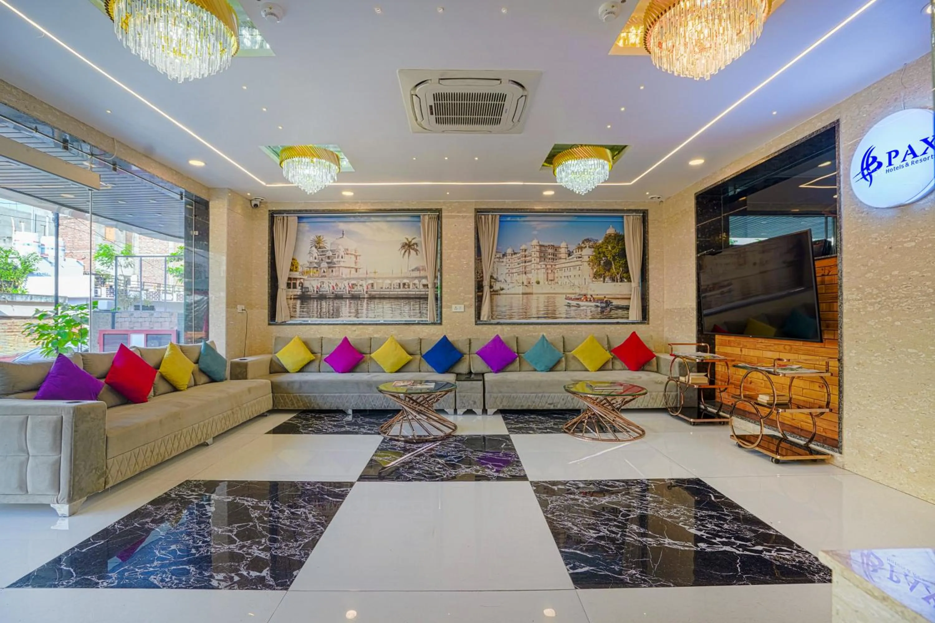 TV and multimedia in Pax Hotel Grand Blue 3 min walk from Udaipur city Railway Station