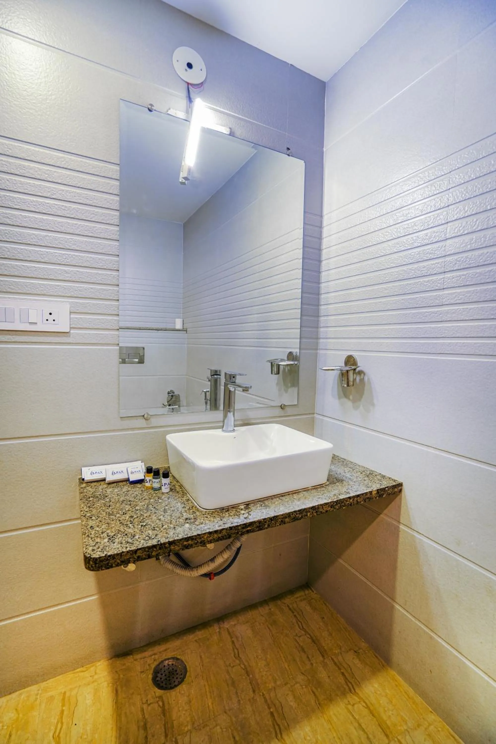 Bathroom in Pax Hotel Grand Blue 3 min walk from Udaipur city Railway Station