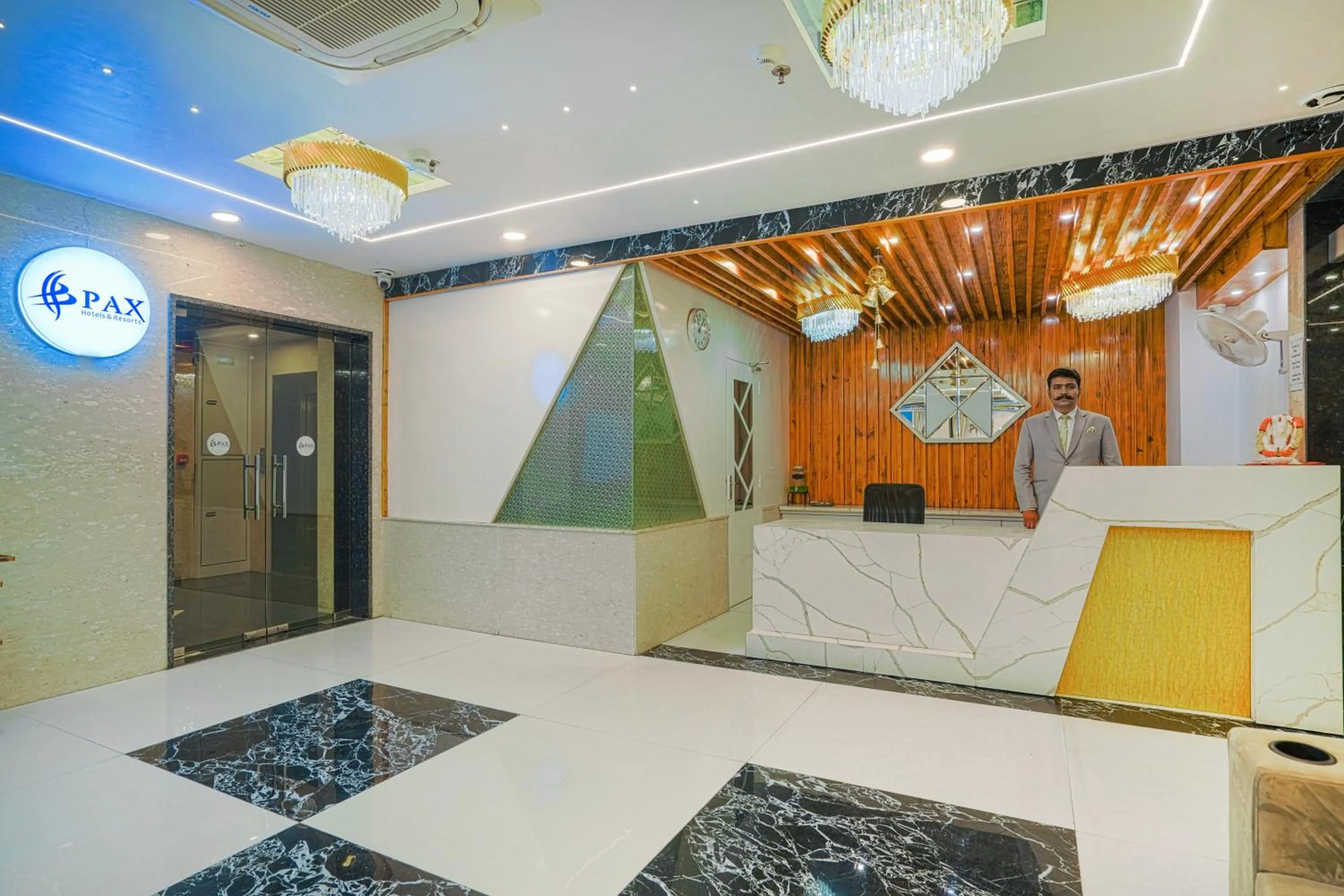 Lobby or reception in Pax Hotel Grand Blue 3 min walk from Udaipur city Railway Station