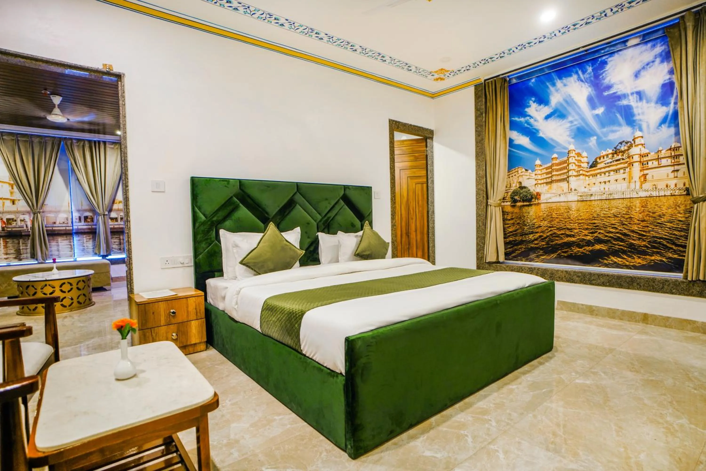 Bed in Pax Hotel Grand Blue 3 min walk from Udaipur city Railway Station