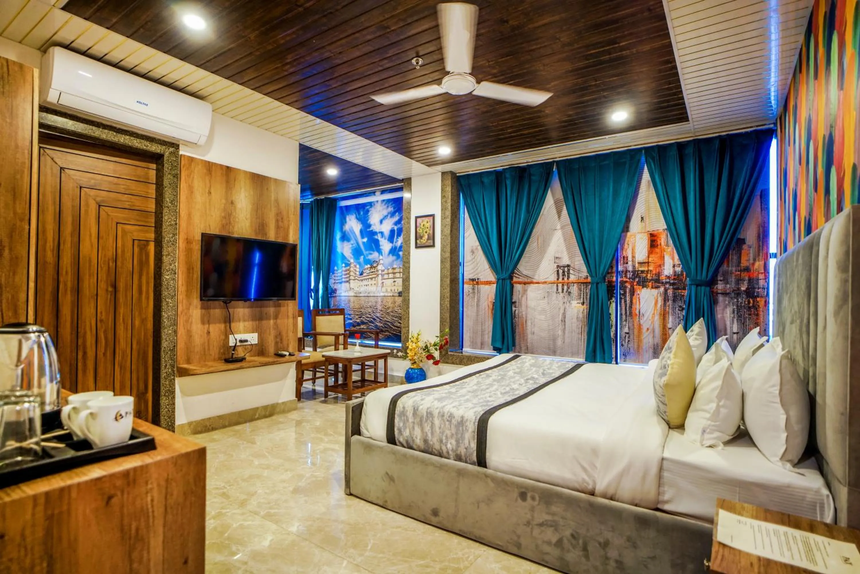 Communal lounge/ TV room, Bed in Pax Hotel Grand Blue 3 min walk from Udaipur city Railway Station