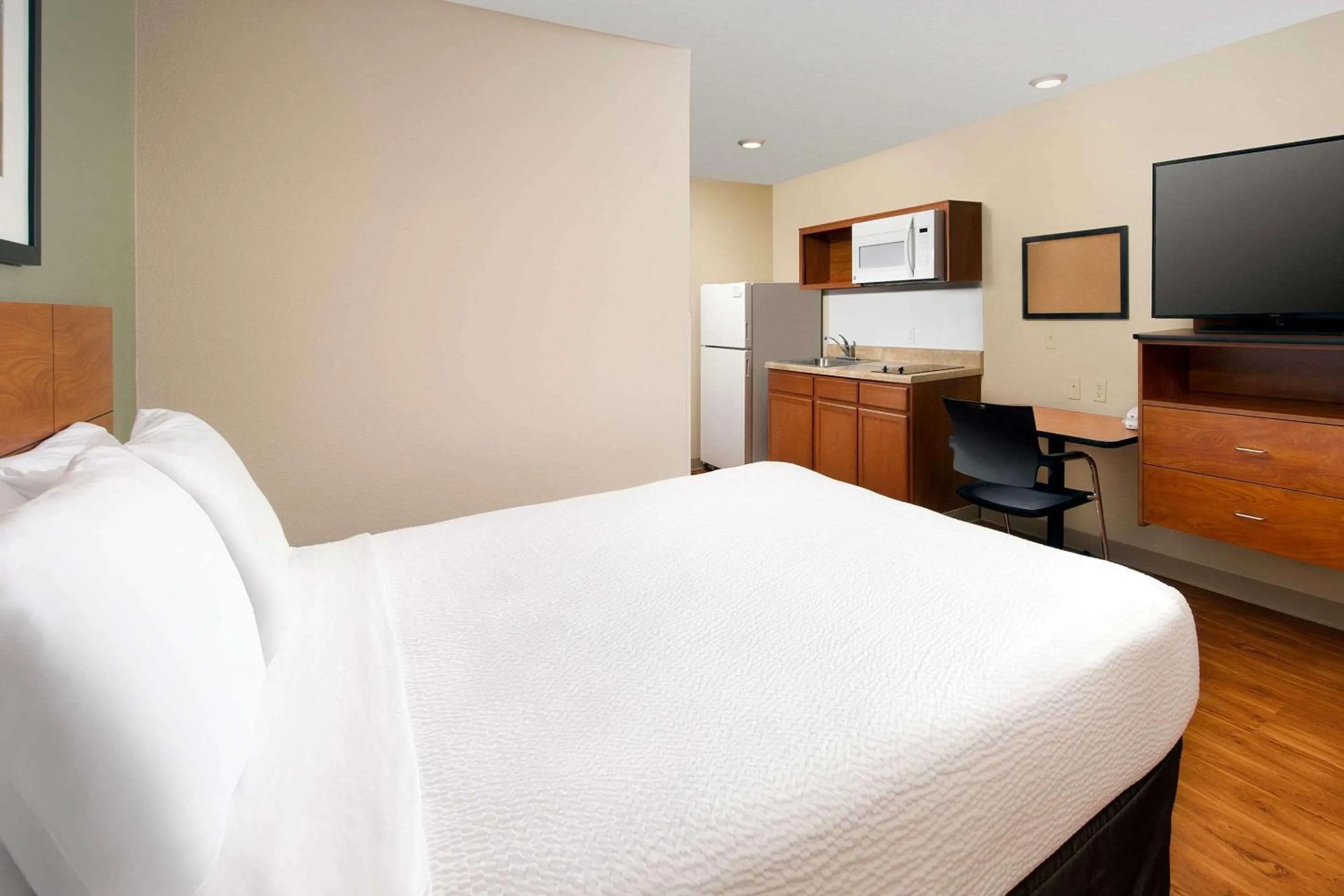 Bedroom, Bed in WoodSpring Suites Chicago Romeoville